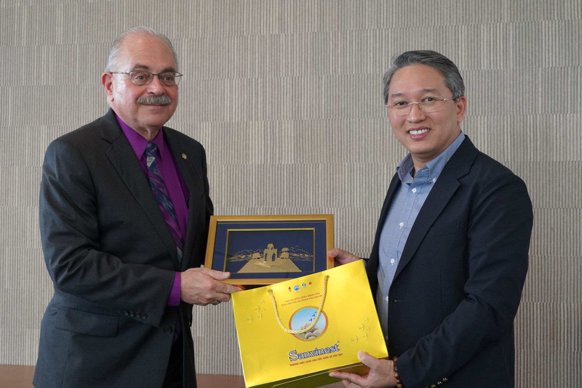 Bí thư Tỉnh ủy Nguyễn Hải Ninh tặng quà cho ông Pradeep K. Khosla - Hiệu trưởng Trường Đại học San Diego  