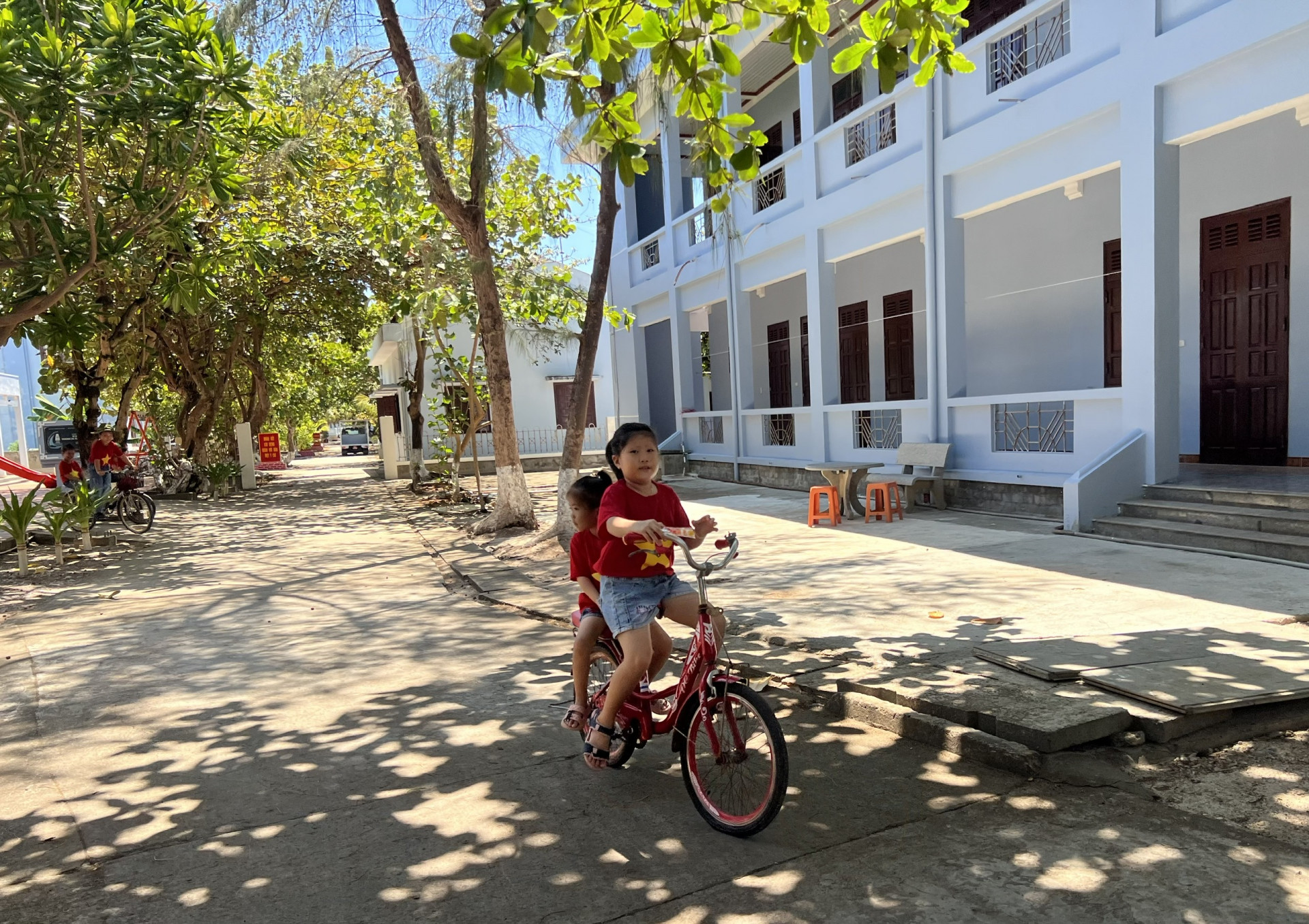 Học sinh đảo Trường Sa đi học bằng xe đạp