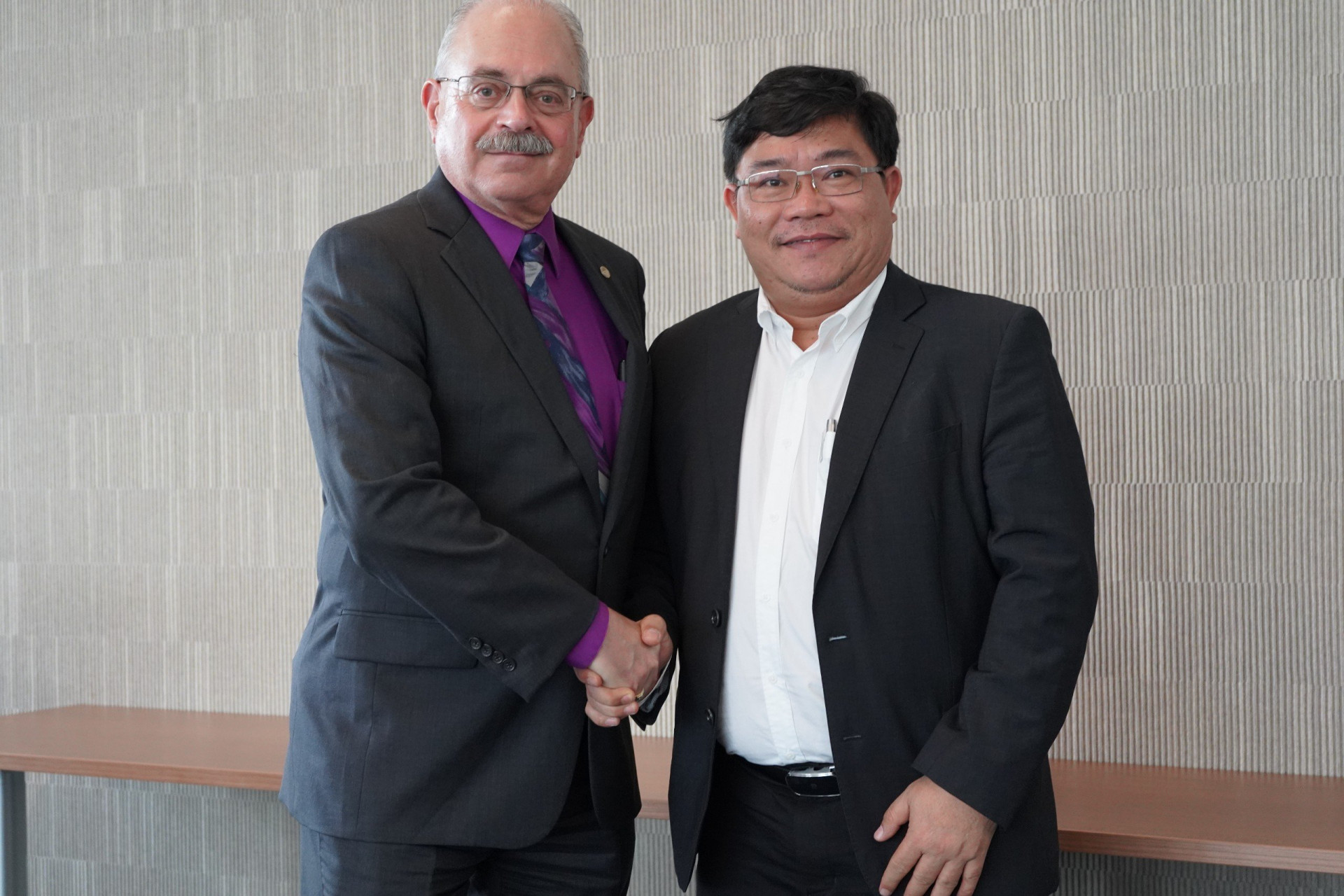 Ông Châu Ngô Anh Nhân - Giám đốc Sở Kế hoạch và Đầu tư và ông Pradeep K. Khosla - Hiệu trưởng Trường Đại học San Diego bắt tay hợp tác  