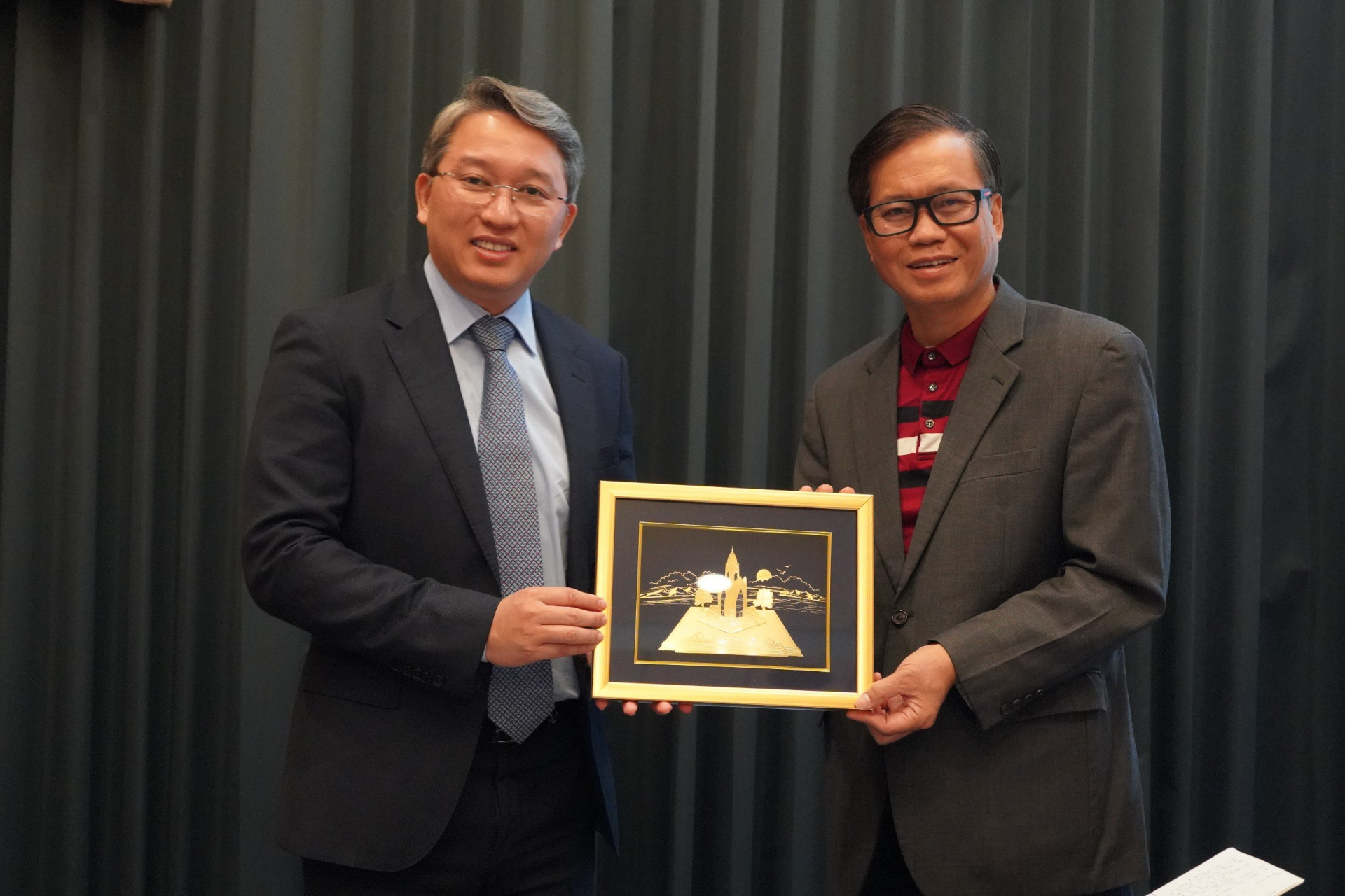 Khanh Hoa Province Party Secretary Nguyen Hai Ninh presenting a souvenir to Vietnamese Consul General in San Francisco Hoang Anh Tuan