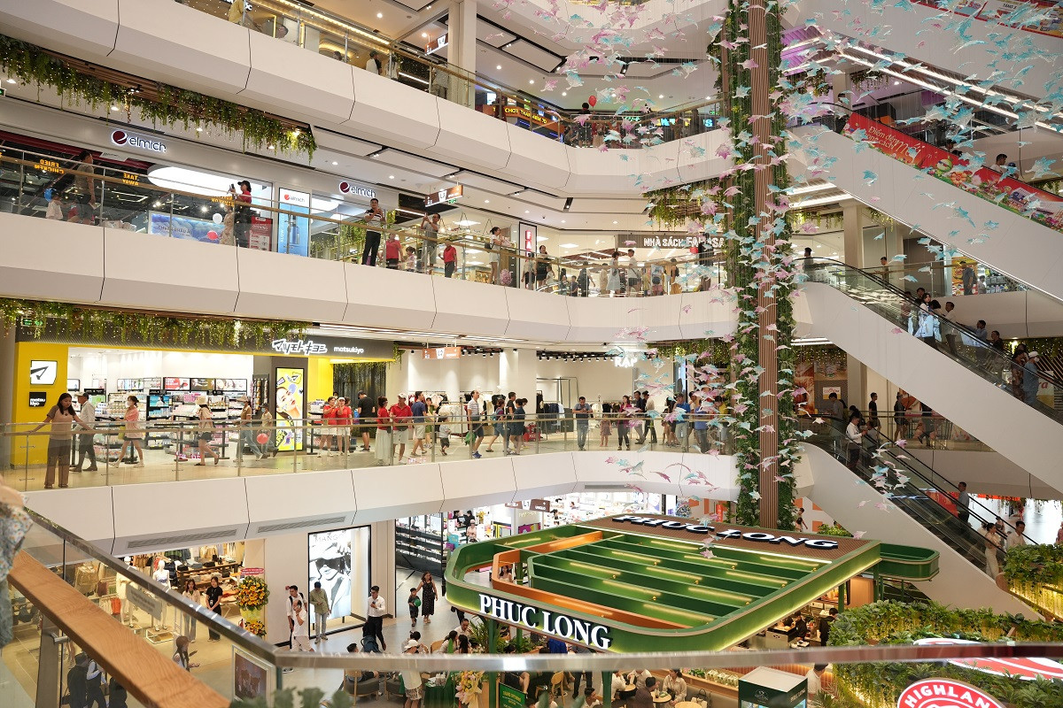 Mở cửa đón khách từ 1/6, TTTM Vincom Mega Mall Grand Park hứa hẹn trở thành tâm điểm mua sắm, ẩm thực, vui chơi giải trí đẳng cấp quốc tế phía Đông TP. HCM. 

