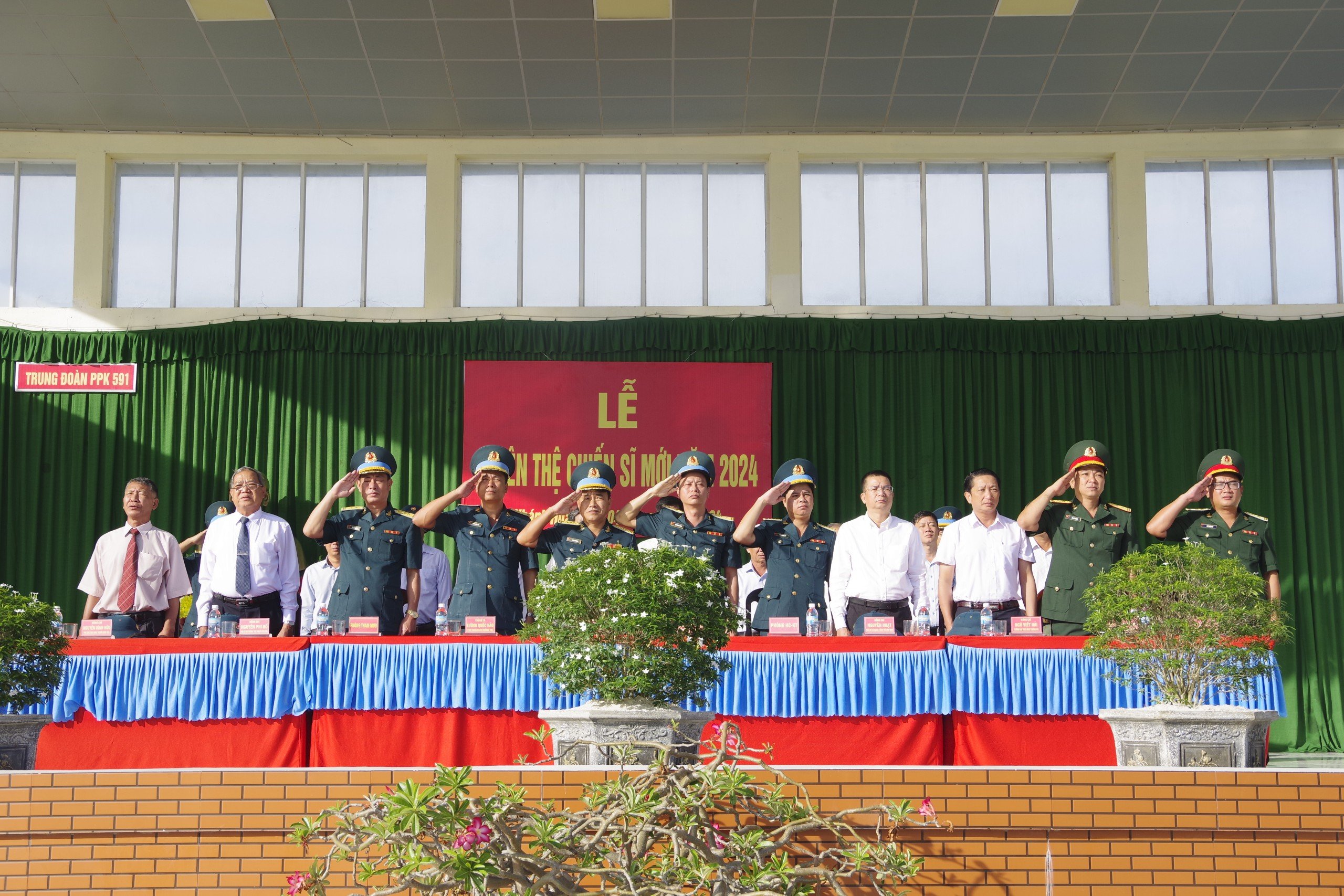 Các đại biểu tham dự buổi lễ tại Trung đoàn 591.