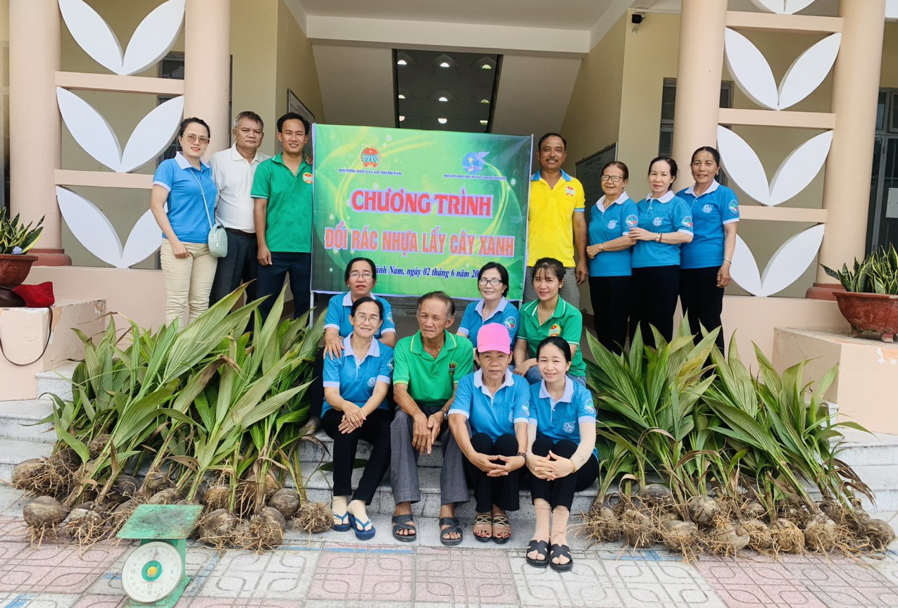 Tổ chức hoạt động đổi rác thải nhựa lấy cây xanh