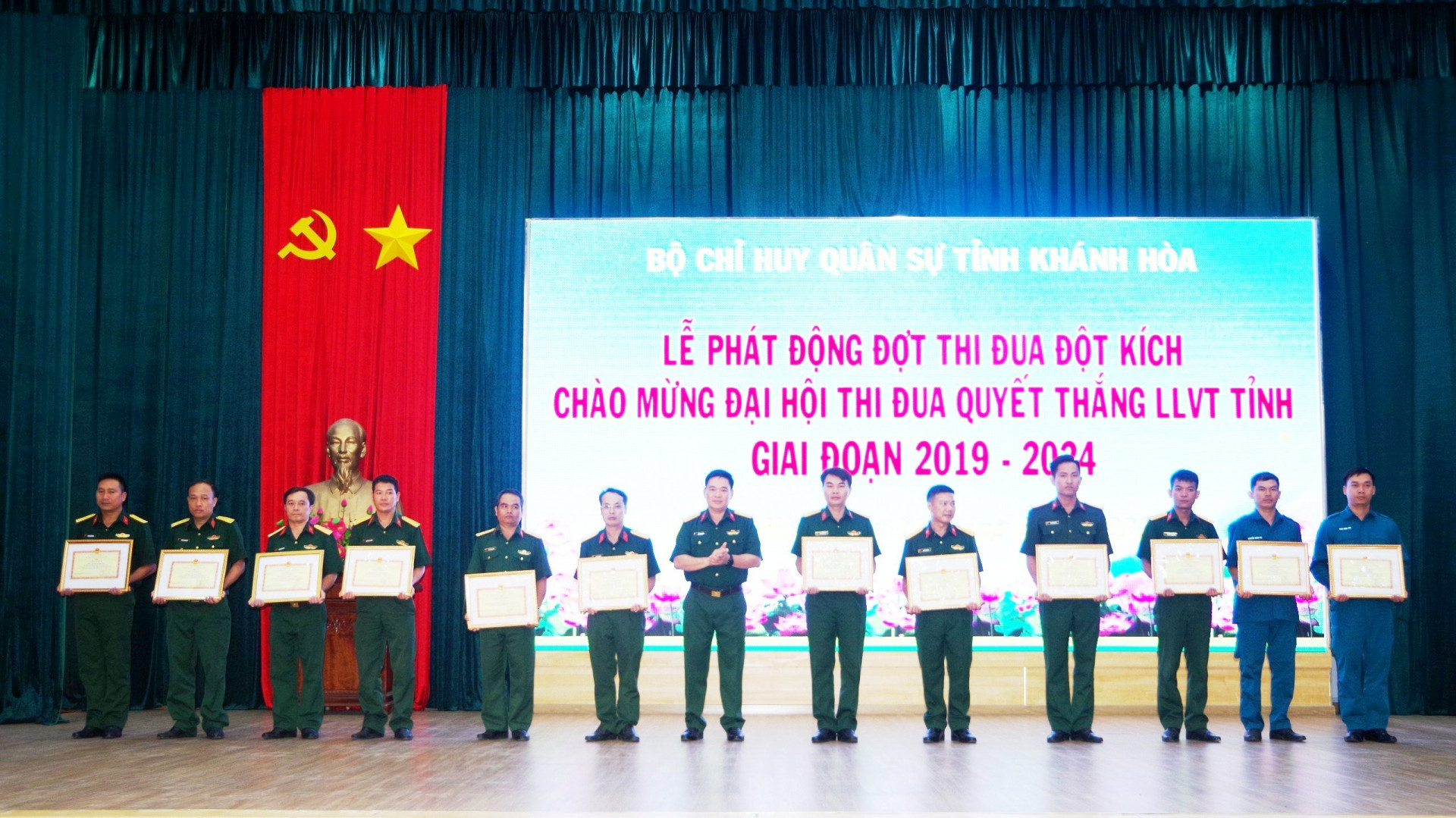 Các cá nhân nhận giấy khen của Bộ CHQS tỉnh.