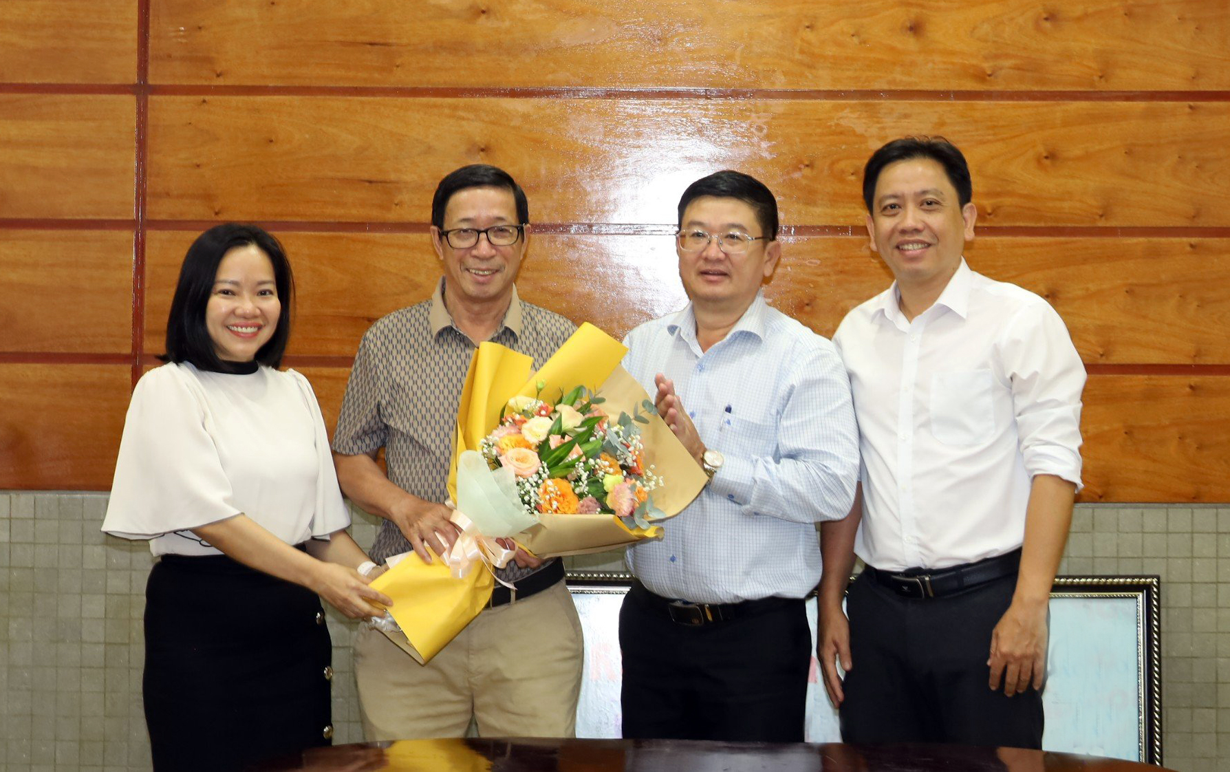 Khanh Hoa Newspaper’s Editorial Board presenting flowers to express the gratitude for Luong Kien Dinhs contributions

