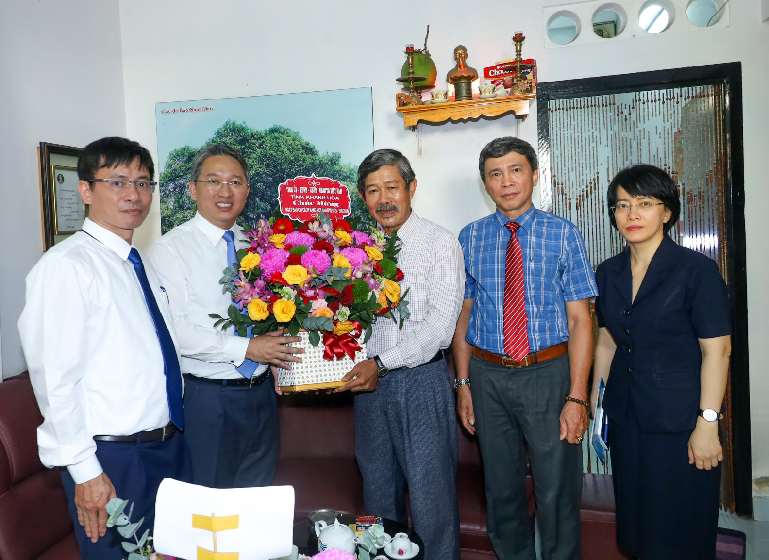 Bí thư Tỉnh ủy Nguyễn Hải Ninh tặng hoa chúc mừng lãnh đạo Văn phòng đại diện Báo Nhân Dân tại Khánh Hòa nhân Ngày Báo chí Cách mạng Việt Nam.
