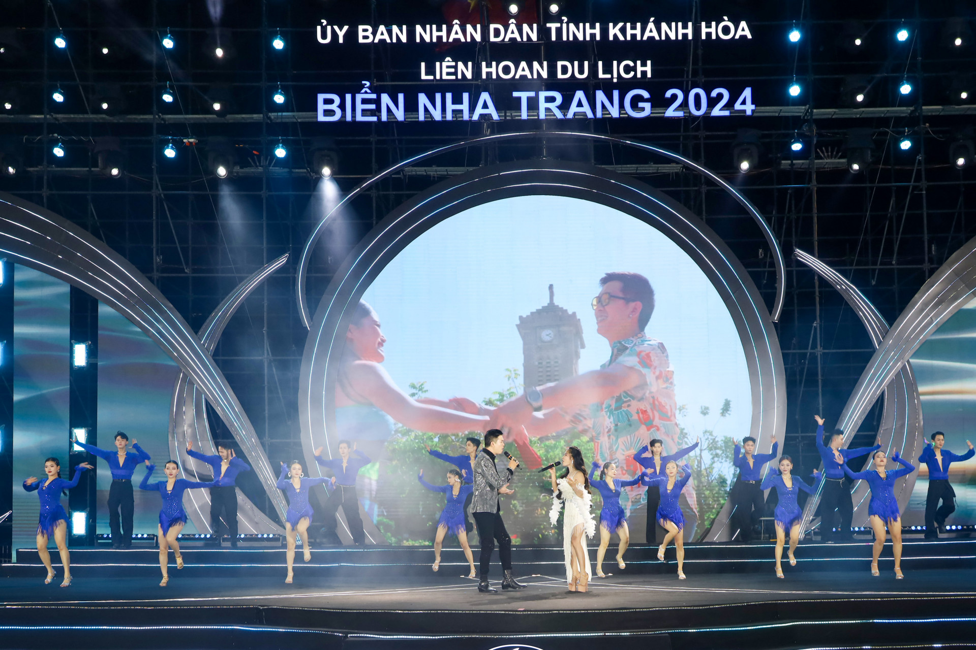 Singers Hien VK and Dung Azu perform the opening song of the festival

