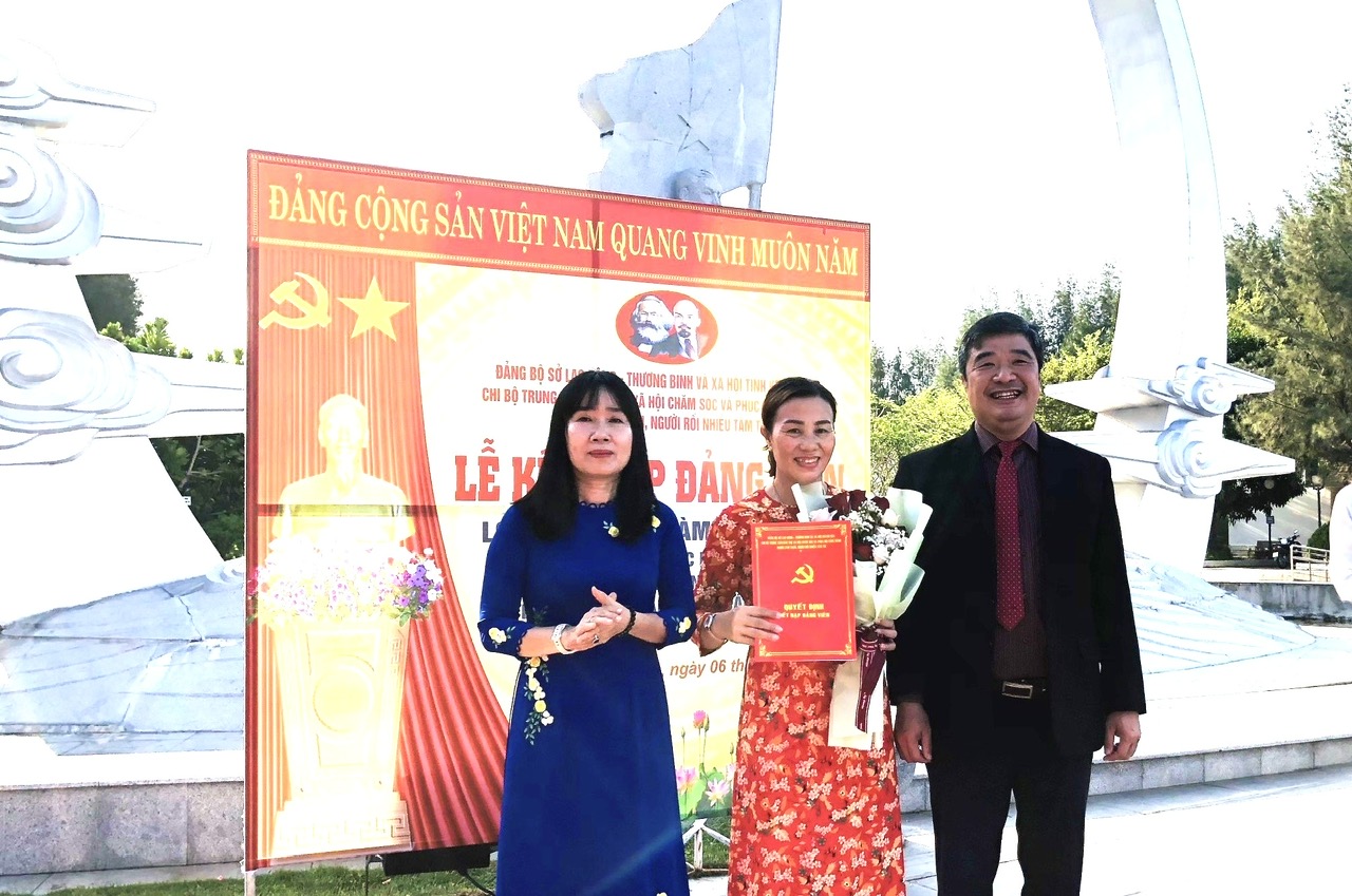 Lãnh đạo Đảng ủy Khối các cơ quan tỉnh và Đảng ủy Sở Lao động - Thương binh và Xã hội trao quyết định, tặng hoa chúc mừng đảng viên mới.