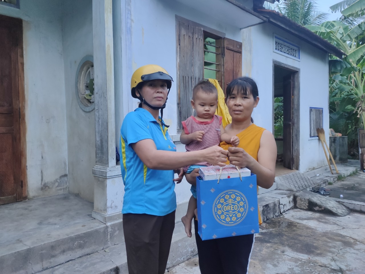 Trao 30 suất quà cho trẻ em có hoàn cảnh khó khăn ở Ninh Giang