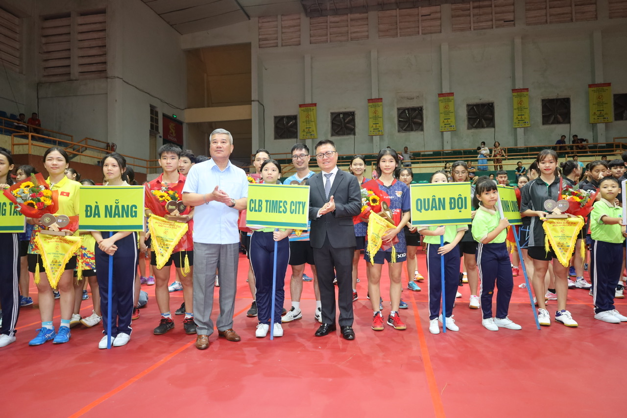 The organization committee offering souvenir flags and floweres to the players

