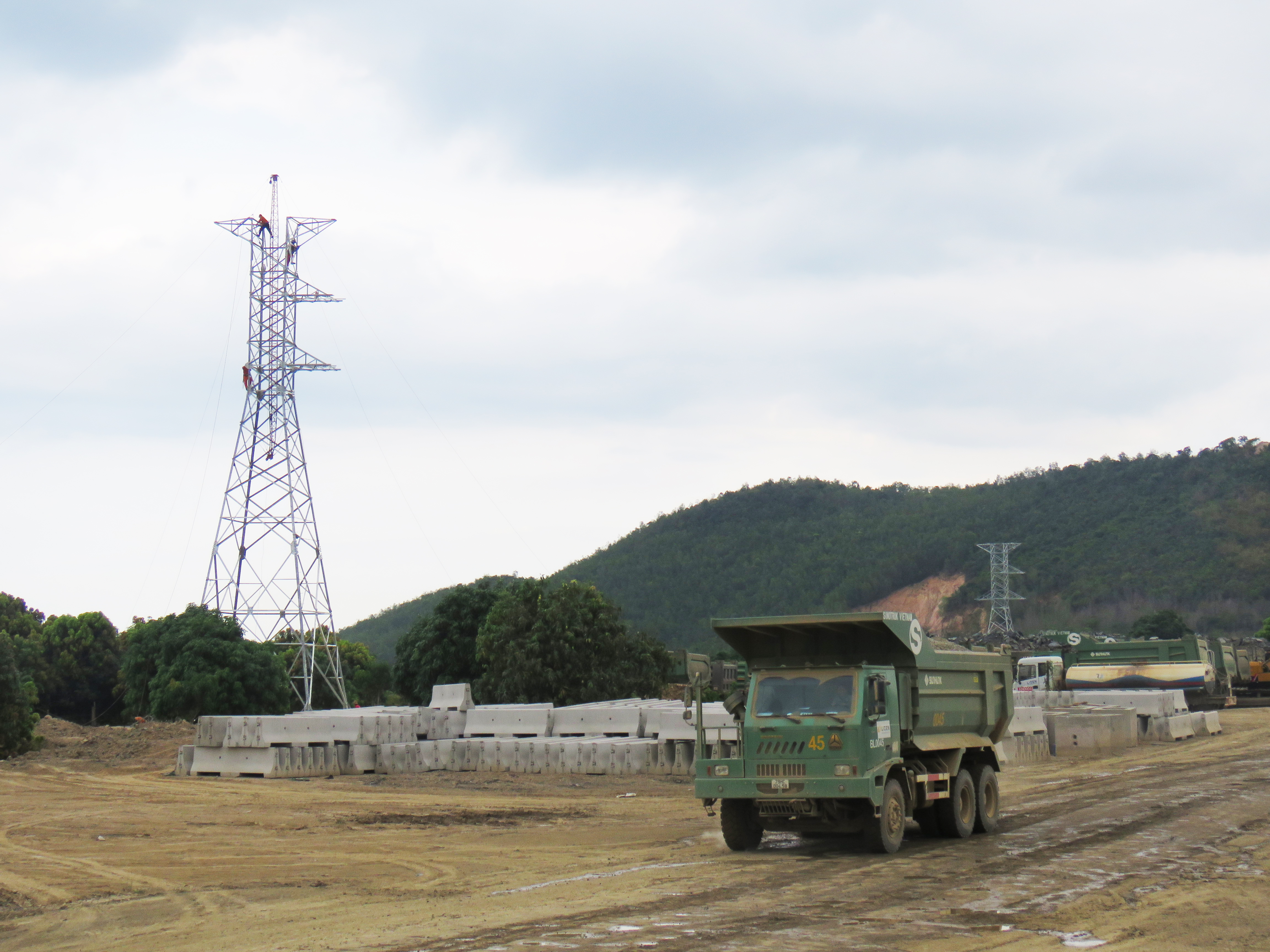 Vạn Ninh: Khẩn trương di dời hệ thống điện cao thế phục vụ thi công đường bộ cao tốc đoạn Vân Phong - Nha Trang