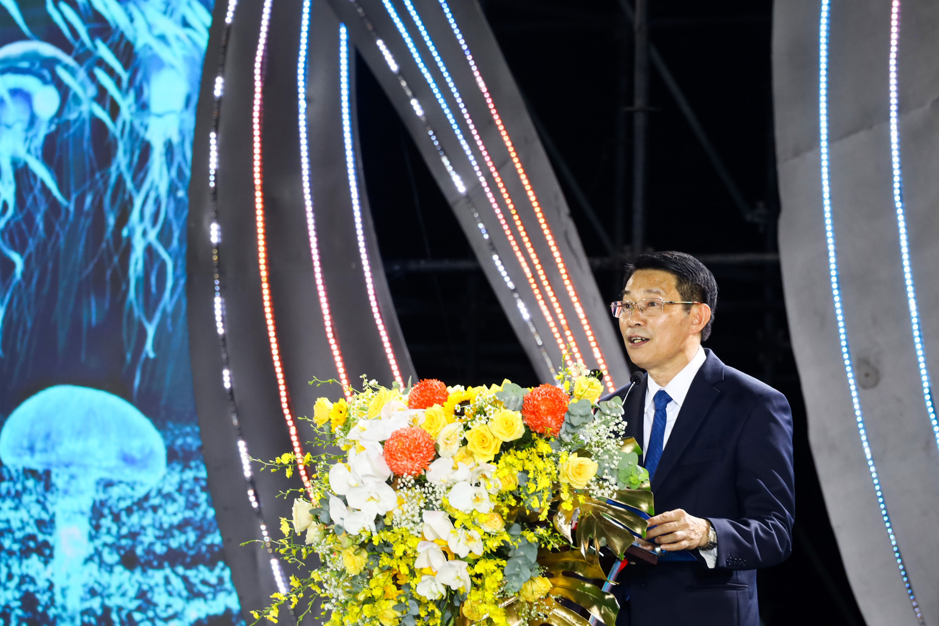 Deputy Chairman of Khanh Hoa Provincial Peoples Committee Dinh Van Thieu delivering opening speech at the festival

