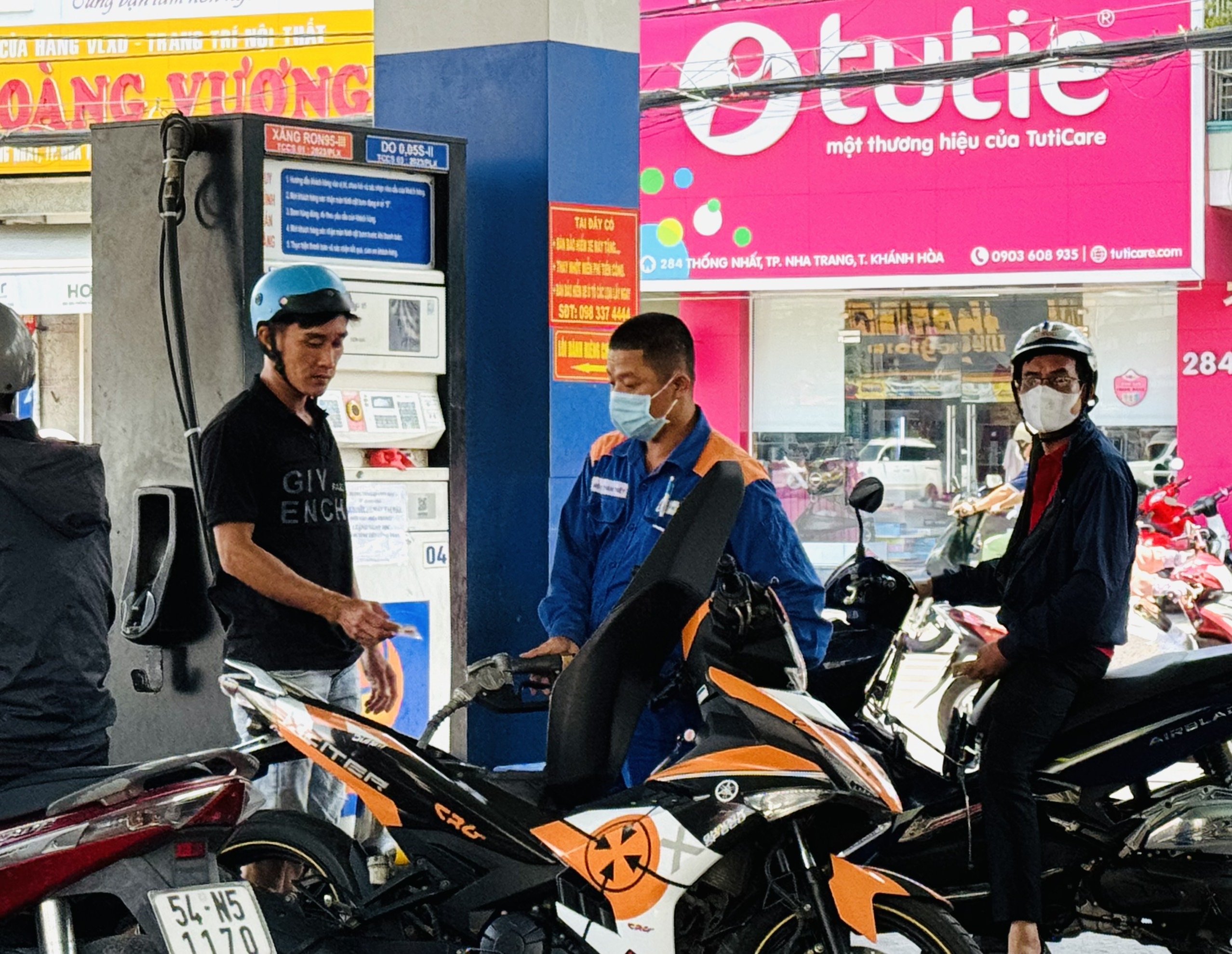 Giá xăng tăng nhẹ