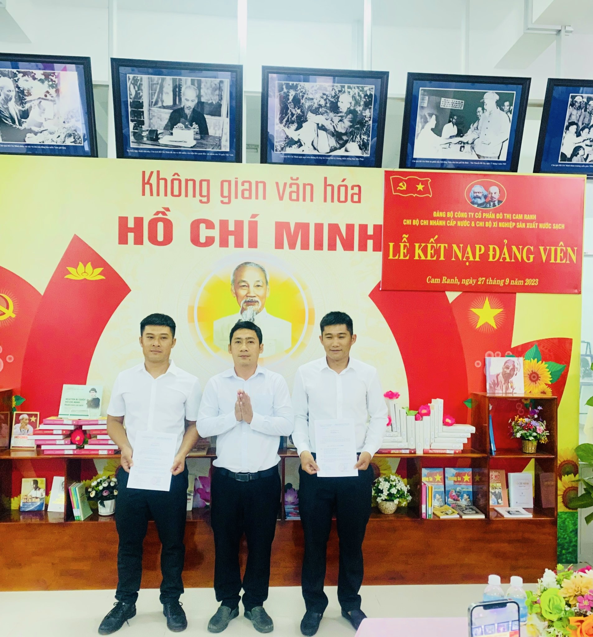 Lãnh đạo Chi bộ Chi nhánh Cấp nước thuộc Đảng bộ Công ty Cổ phần Đô thị Cam Ranh chúc mừng đảng viên mới tại Lễ kết nạp đảng viên&nbsp;