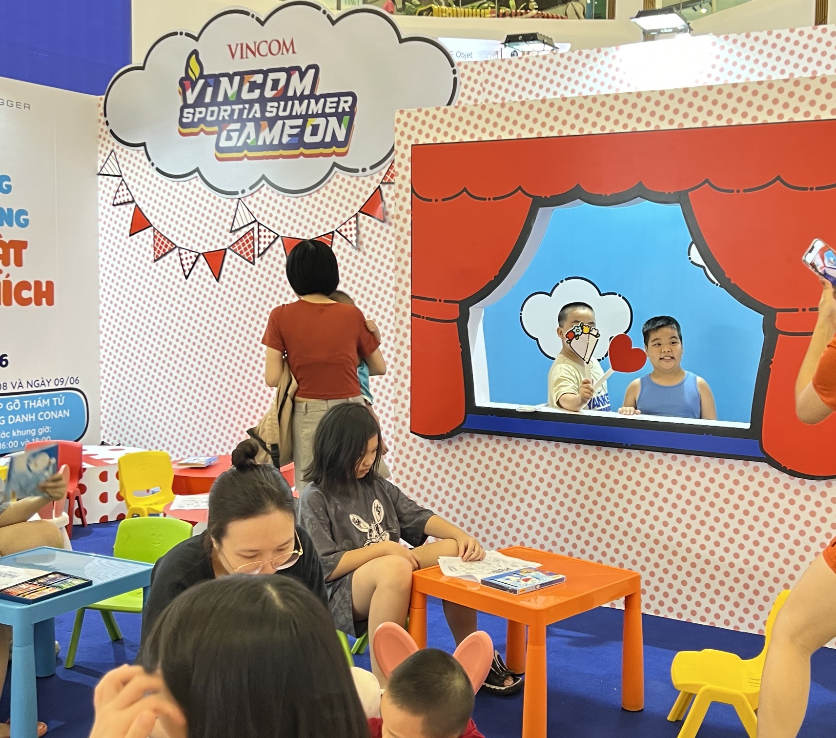 Không gian vui chơi giải trí tại các TTTM Vincom thu hút các gia đình có trẻ nhỏ.

