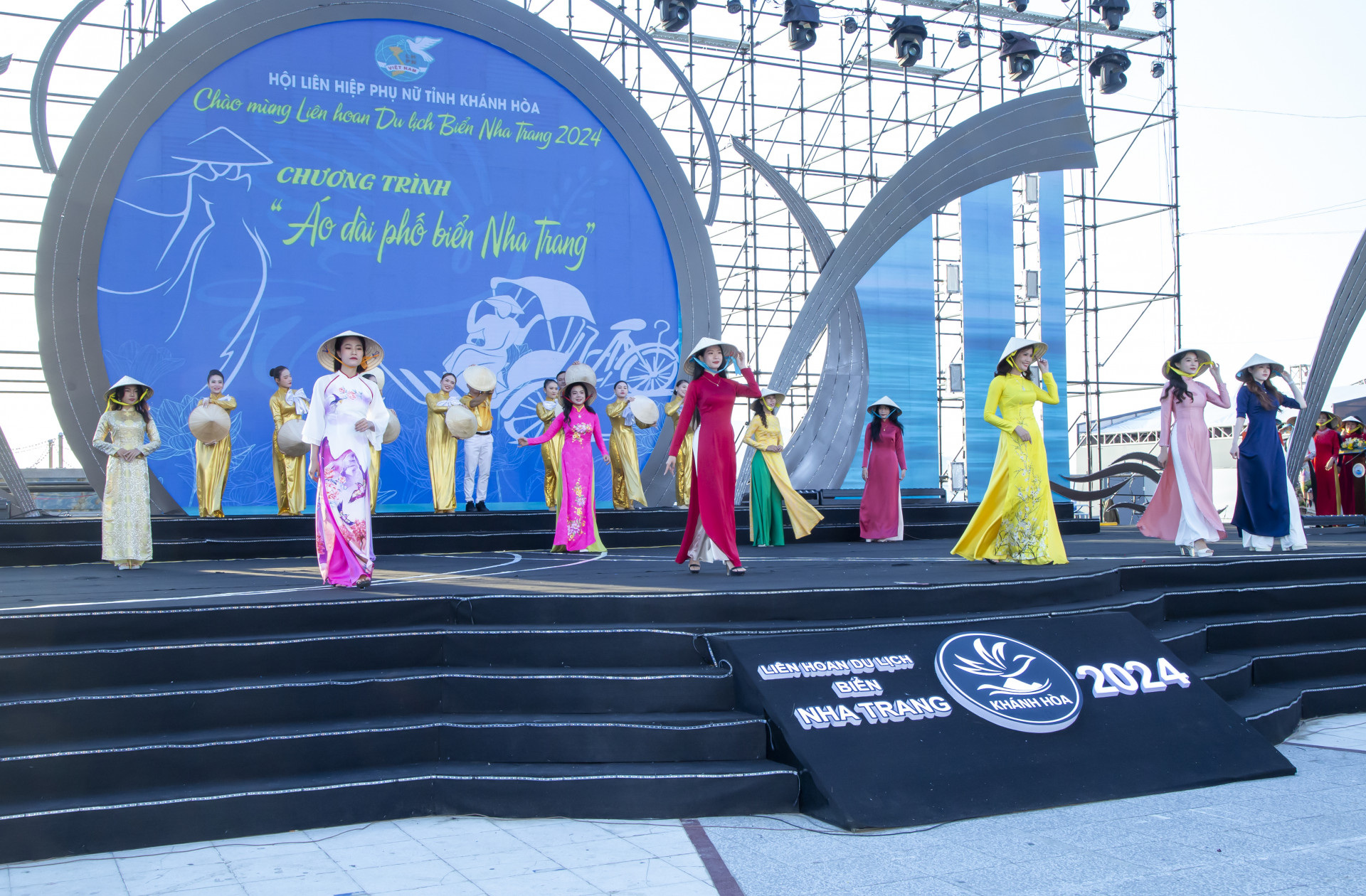 Music and Ao Dai performance 

