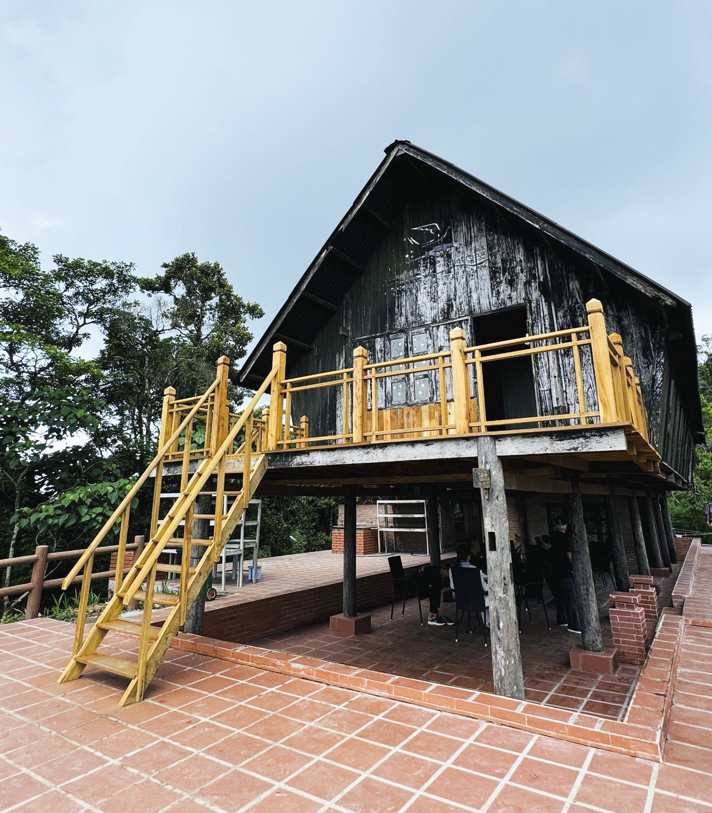 Ngôi mô phỏng nhà dài của đồng bào Raglai đã được tu sửa lại. Từ đây khách có thể ngắm nhìn phong cảnh thiên nhiên tuyệt đẹp của Hòn Bà.