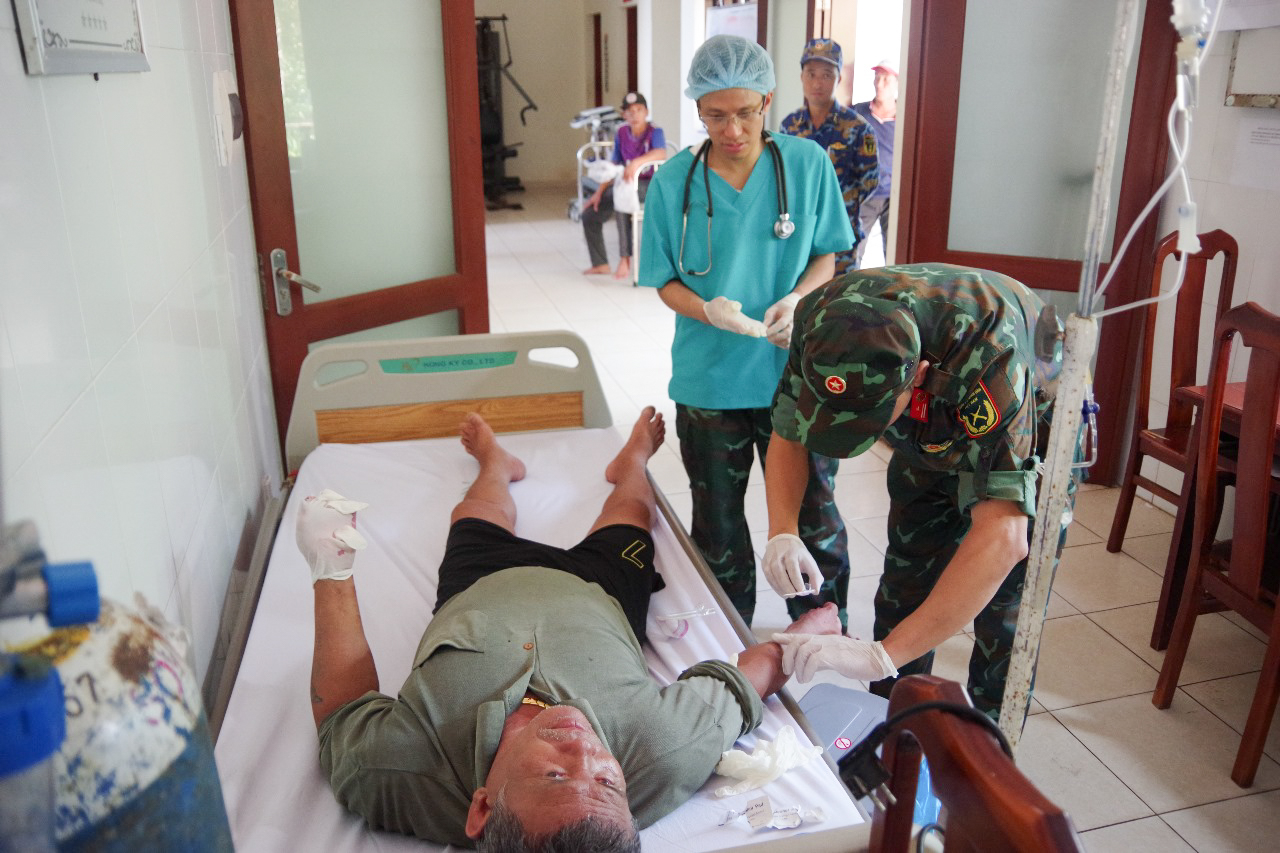 Trung tâm Y tế thị trấn Trường Sa cấp cứu ngư dân gặp nạn