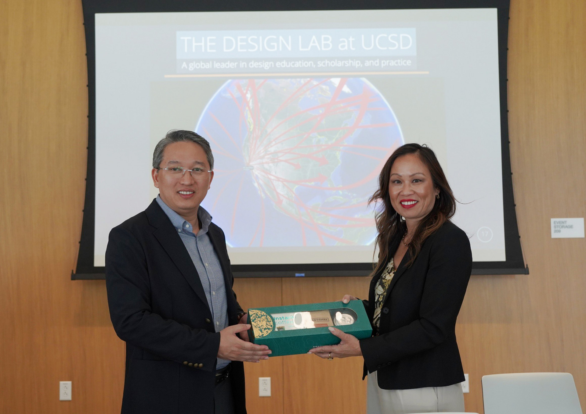 Bí thư Tỉnh ủy Nguyễn Hải Ninh tặng quà cho Giám đốc Trung tâm Thiết kế Đổi mới và sáng tạo