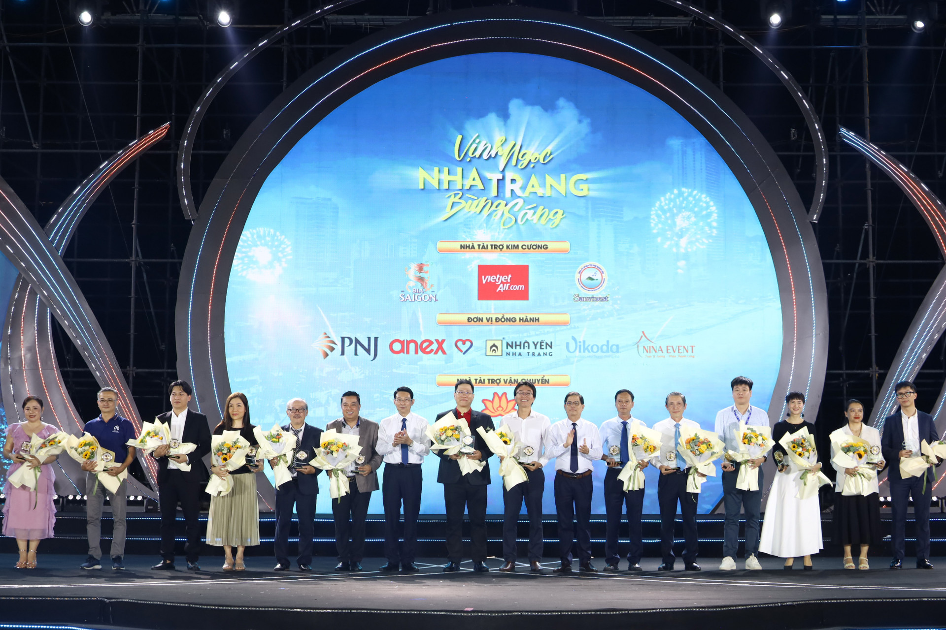 Chairman of Khanh Hoa Provincial Peoples Committee Nguyen Tan Tuan and Deputy Chairman of the Provincial Peoples Committee Dinh Van Thieu presenting flowers to the sponsors of Nha Trang Sea Tourism Festival 2024

