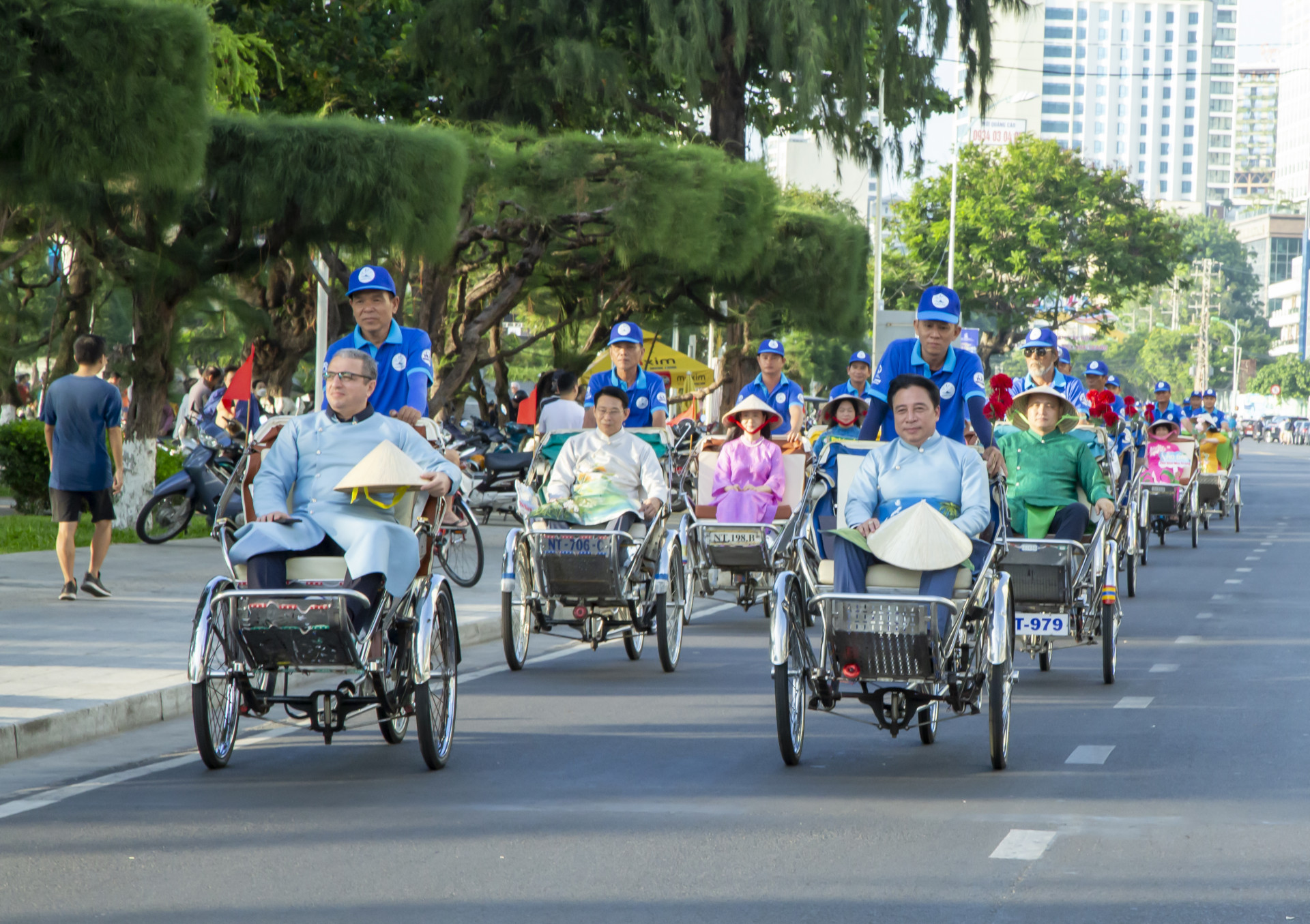 Nguyen Khac Toan and representative participating in the parade

