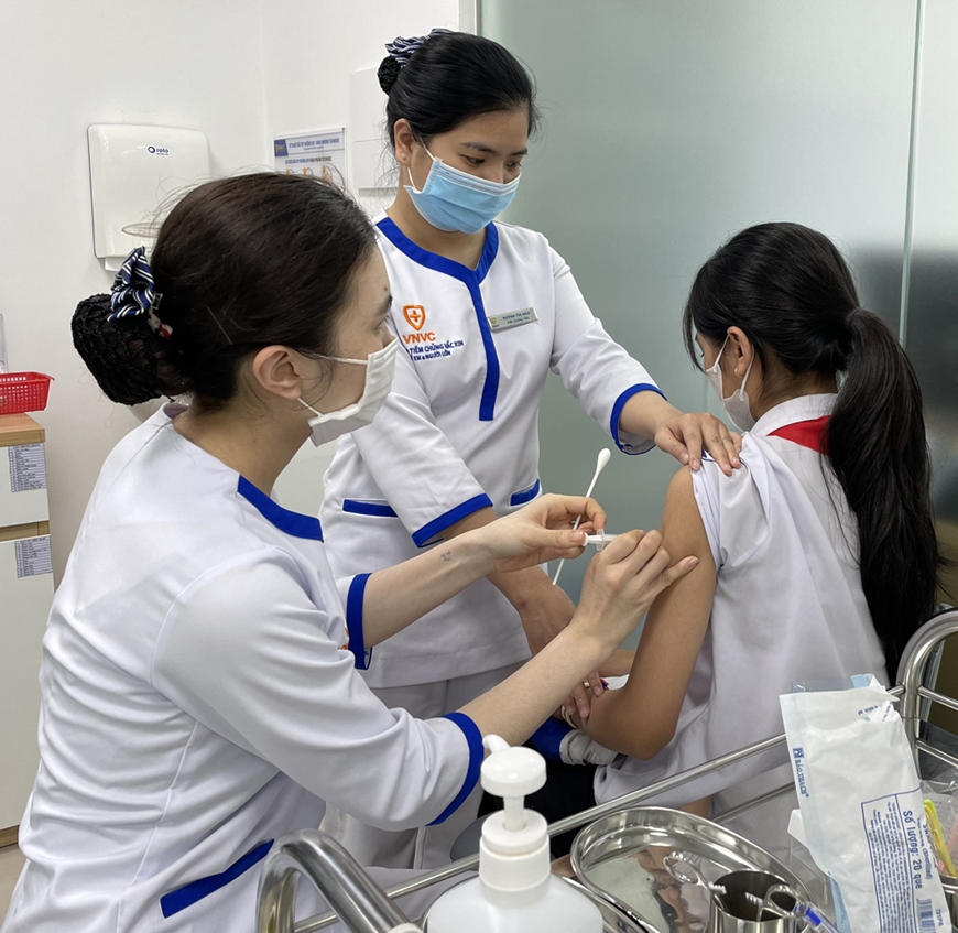 Cha mẹ nên tiêm vaccine sớm cho con để phòng các bệnh. Ảnh: Phong Lan