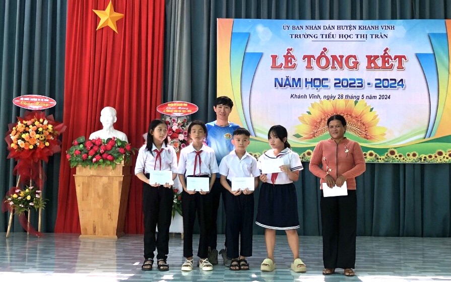 Đại diện Câu lạc bộ trao học bổng cho học sinh Trường Tiểu học thị trấn Khánh Vĩnh.