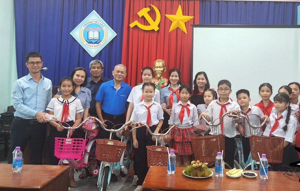 Đại diện Câu lạc bộ trao học bổng cho học sinh Trường Tiểu học Diên Phước.