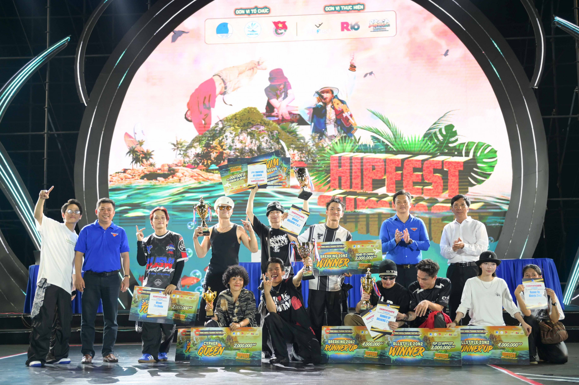 The organization board give prizes to the most outstanding dancers and groups 

