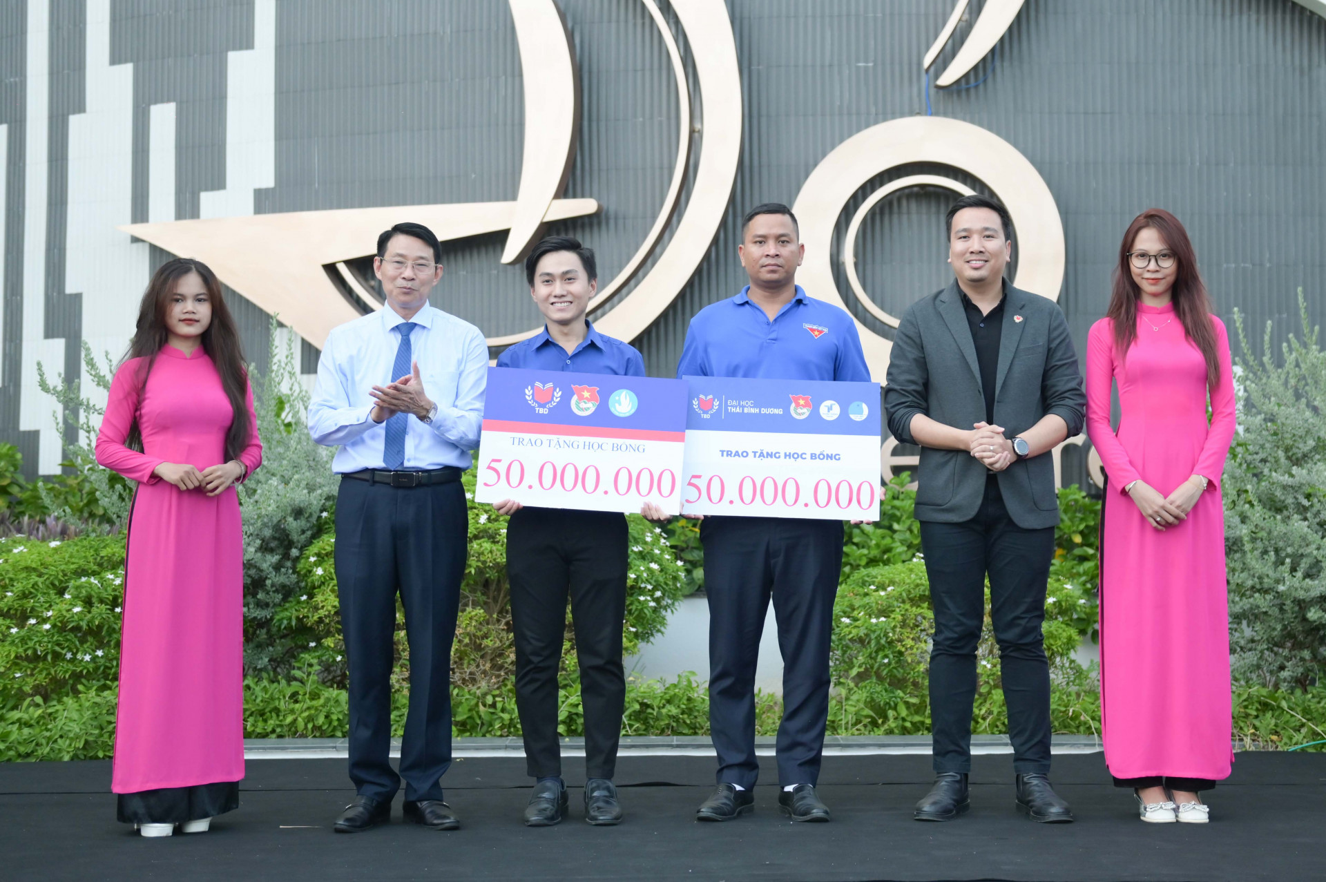 Province’s leaders and representatives of Thai Binh Duong University giving scholarships to the youth unions of Khanh Vinh District  and Khanh Son District to give to the students

