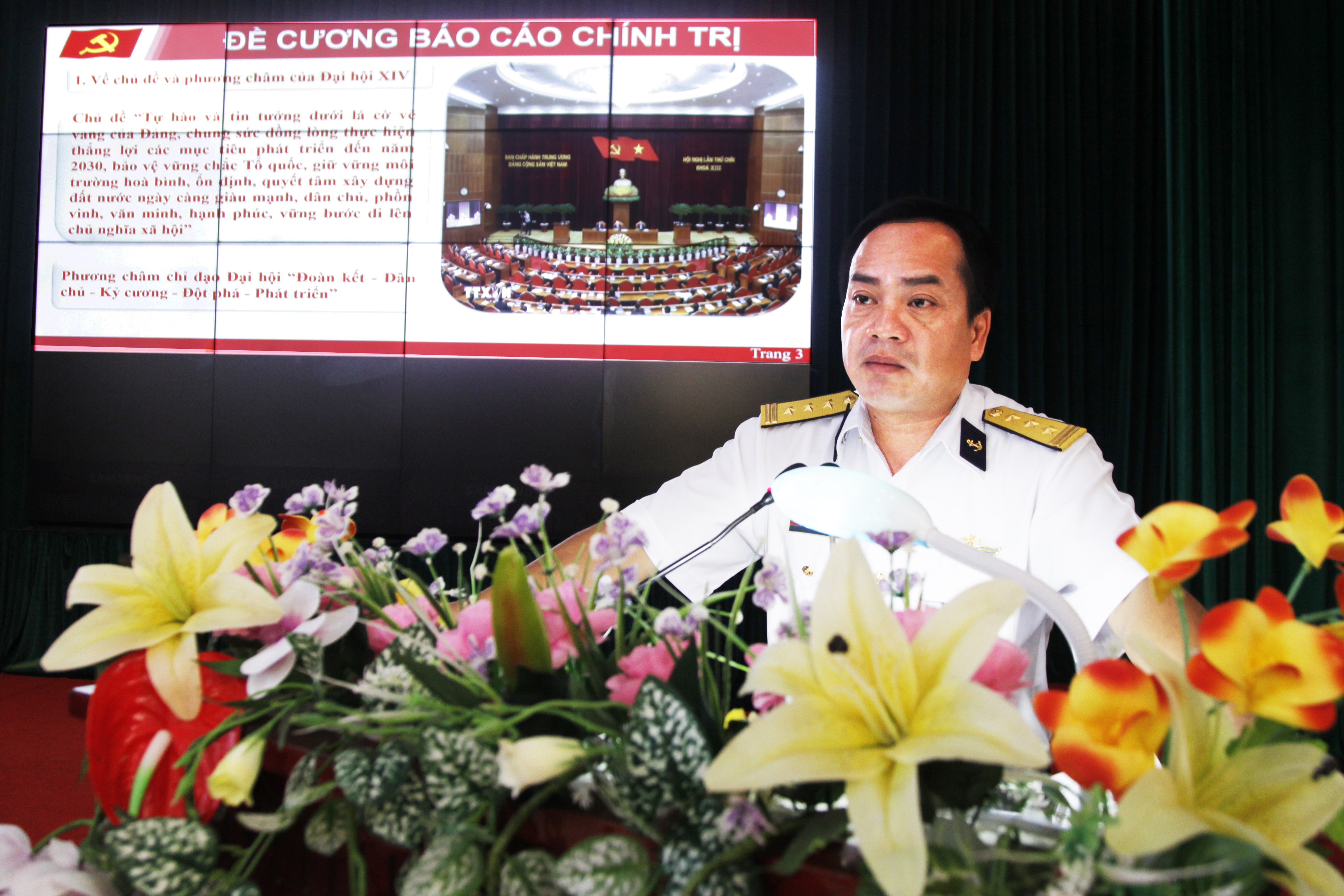 Thượng tá Nguyễn Trần Thanh thông báo nội dung trọng tâm Hội nghị Trung ương 9.