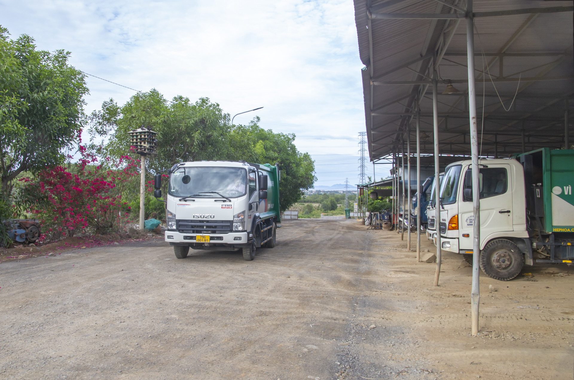 Xe thu gom, vận chuyển rác vào bãi rác Hòn Rọ