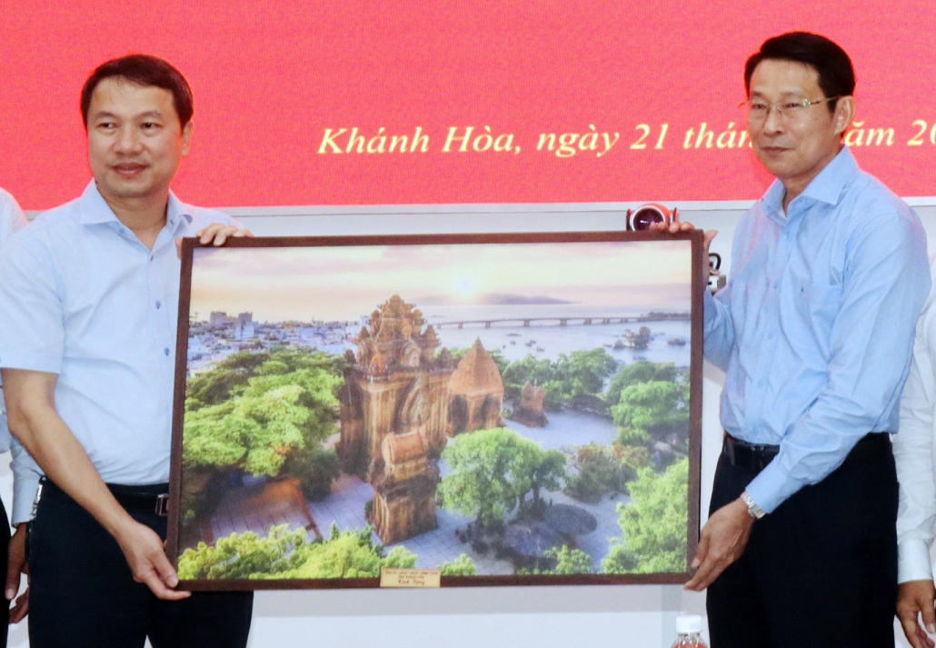 Phân viện Học viện Hành chính quốc gia tại tỉnh Đắk Lắk tìm hiểu về phát triển du lịch bền vững ở Khánh Hòa