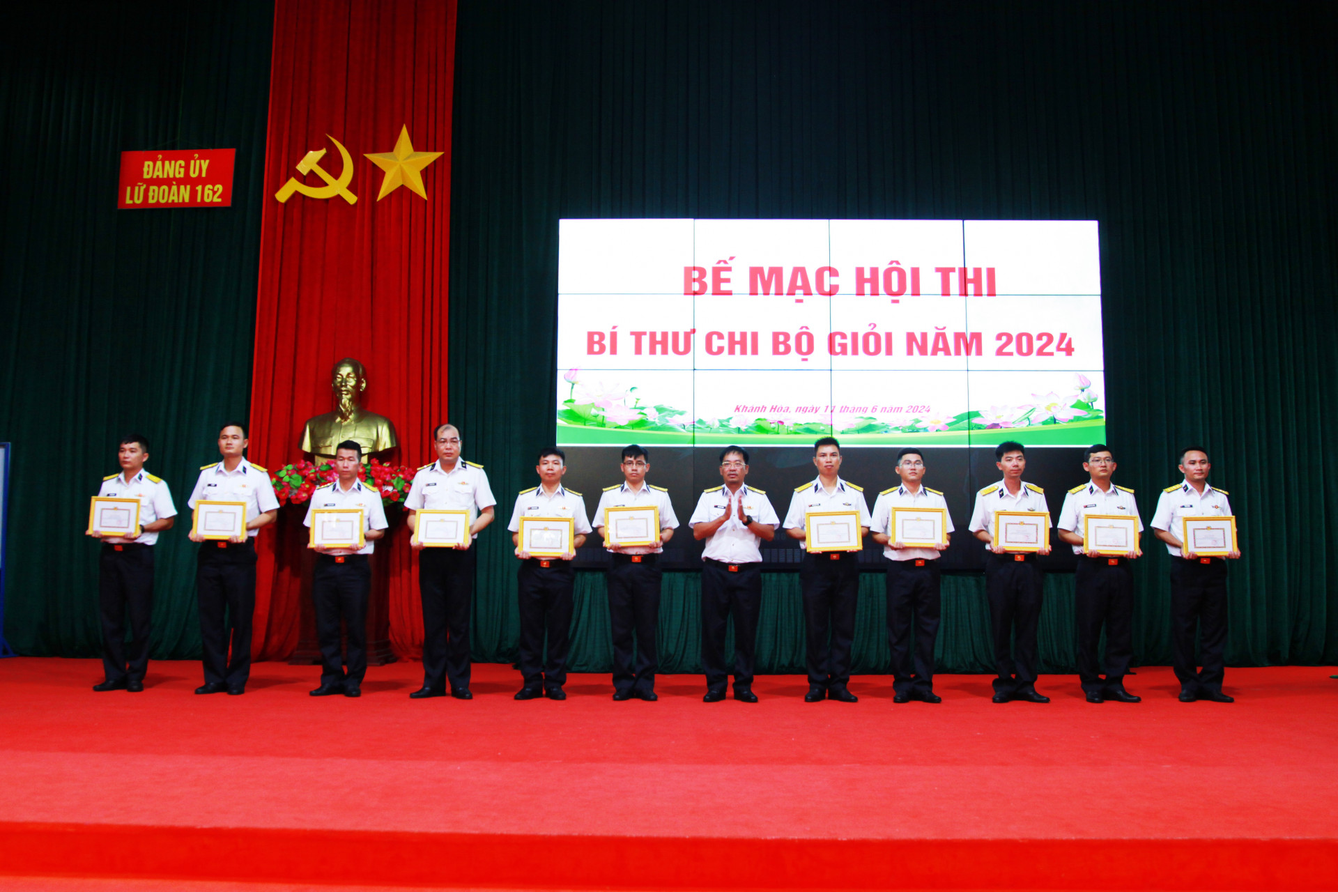 Thượng tá Mai Văn Doanh - Bí thư Đảng ủy, Chính ủy Lữ đoàn 162 trao giải cho các thí sinh.

