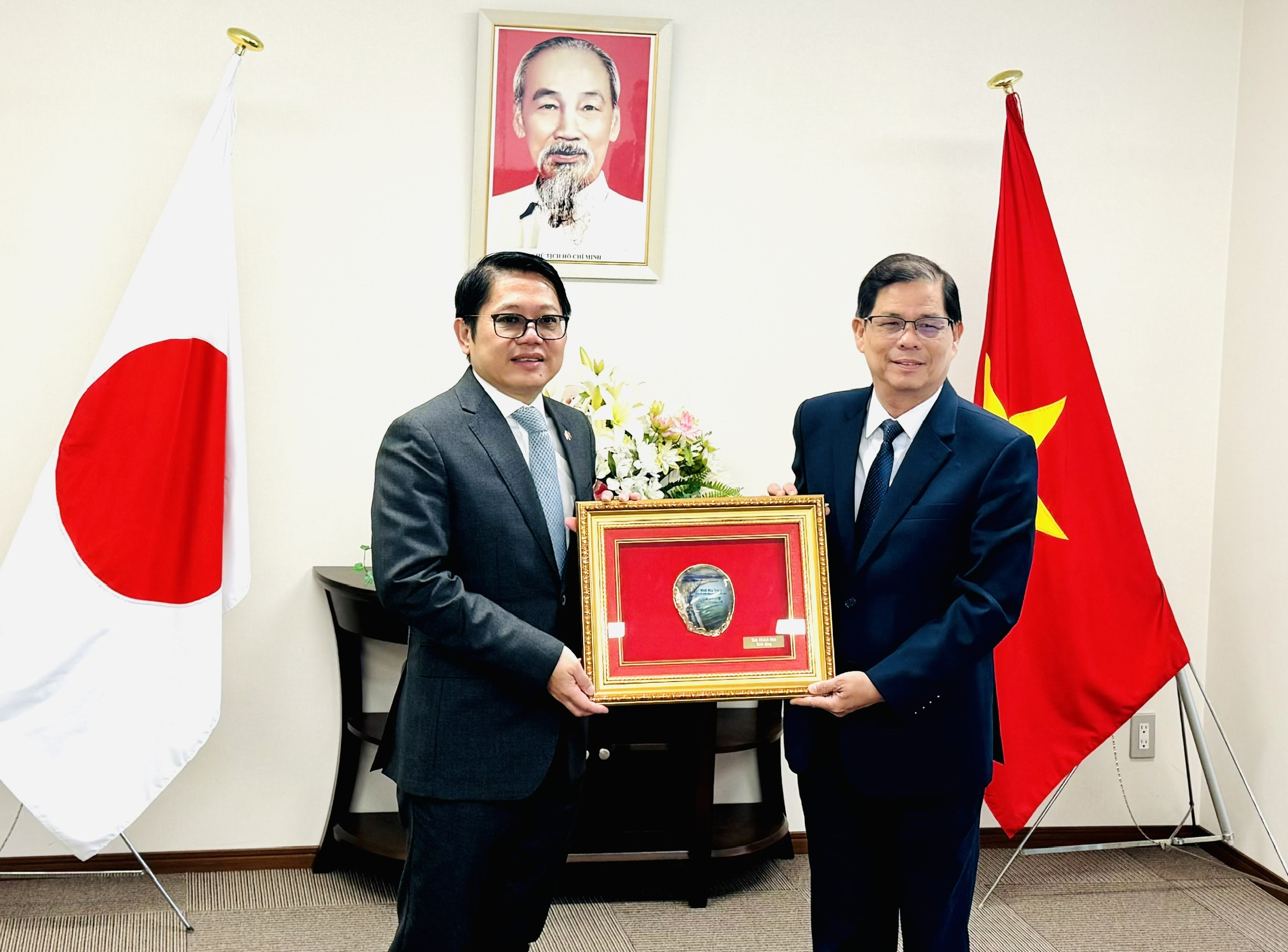 Đoàn công tác tỉnh Khánh Hòa thăm, làm việc với Tổng Lãnh sự quán Việt Nam tại Osaka, Nhật Bản