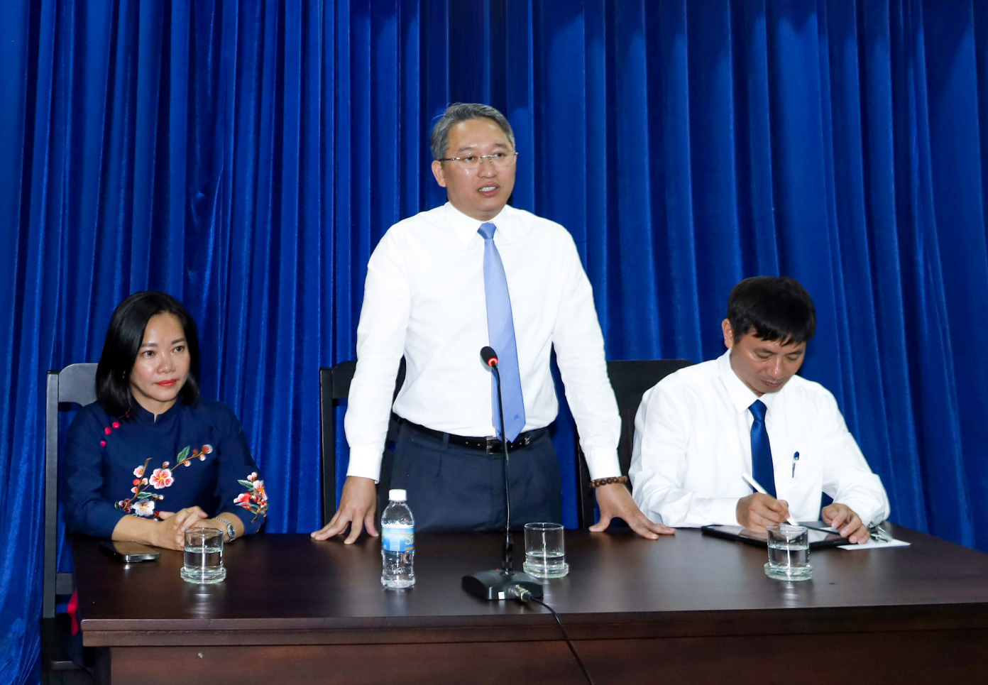 Bí thư Tỉnh ủy Nguyễn Hải Ninh chia sẻ thông tin với tập thể lãnh đạo, viên chức, người lao động Báo Khánh Hòa.
