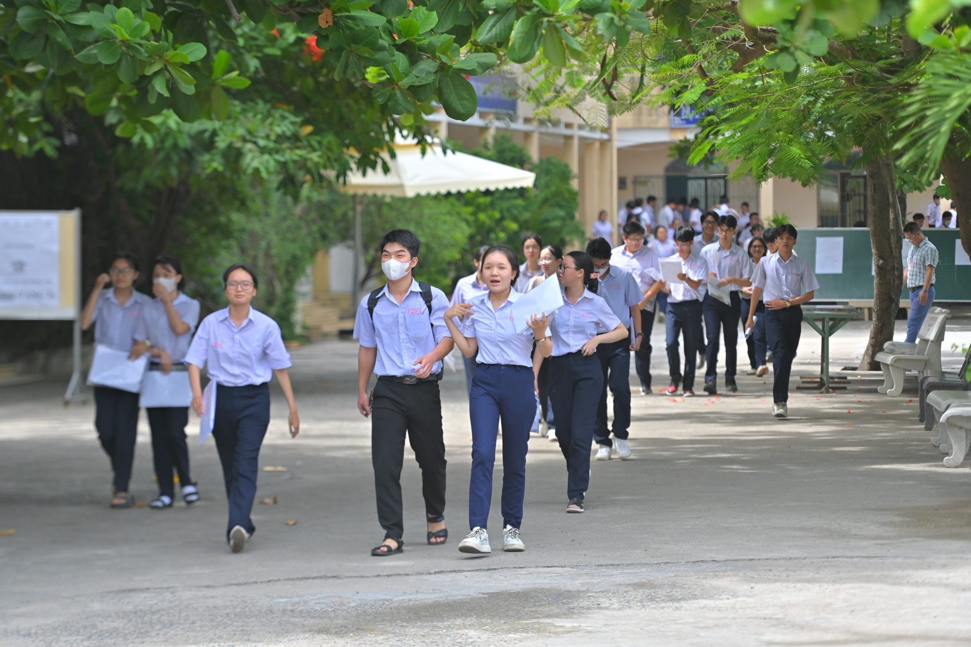 Thí sinh điểm thi THPT Nguyễn Thiện Thuật (Nha Trang) ra về sau buổi thi Ngữ văn. Ảnh: Phúc Hiếu.