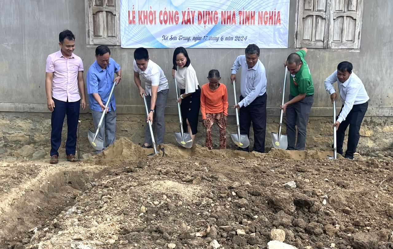 Lãnh đạo Báo Khánh Hòa, Huyện ủy Khánh Sơn và đơn vị tài trợ thực hiện nghi thức động thổ khởi công xây dựng nhà.