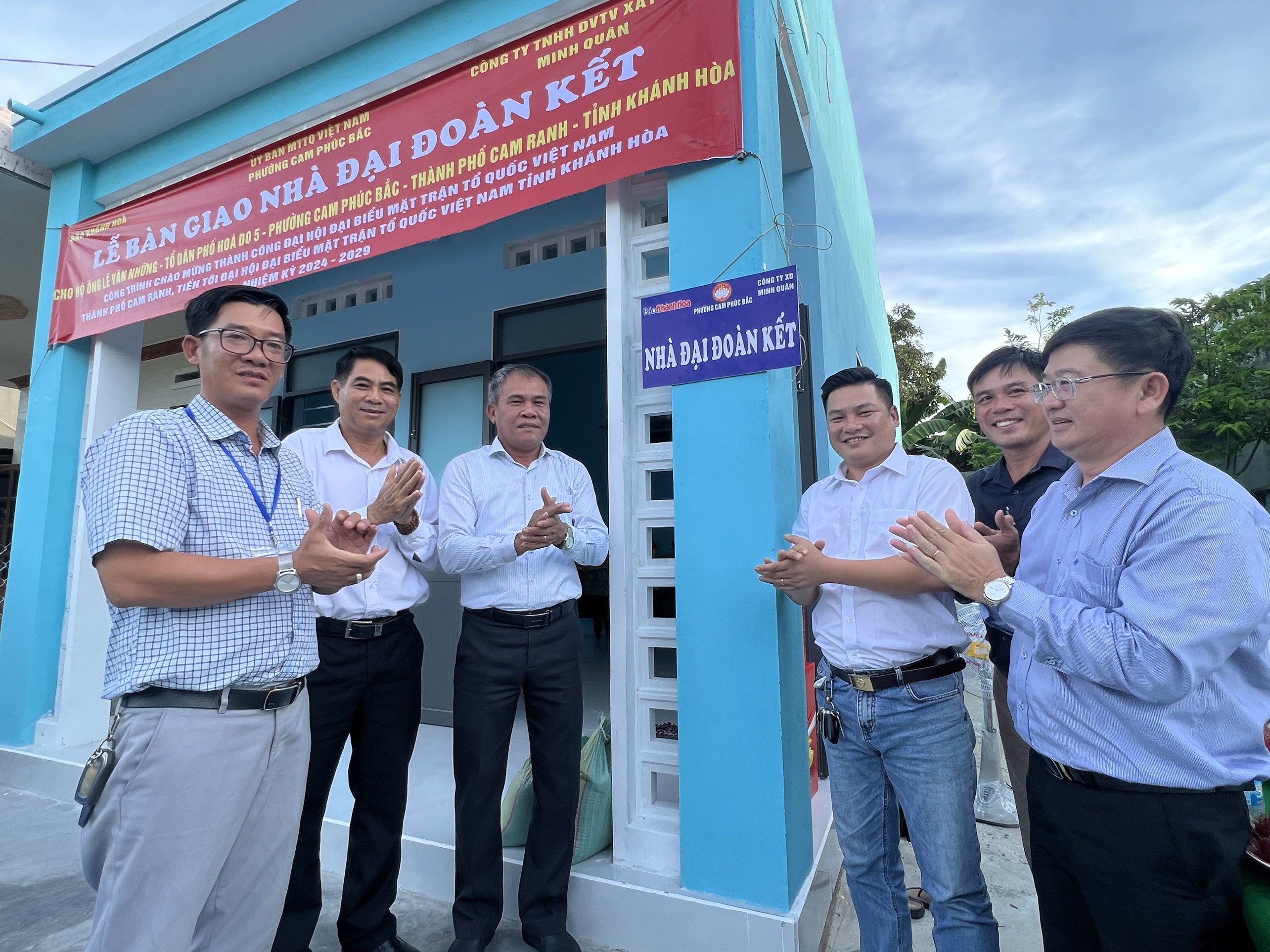 Bàn giao nhà đại đoàn kết cho người nghèo ở phường Cam Phúc Bắc