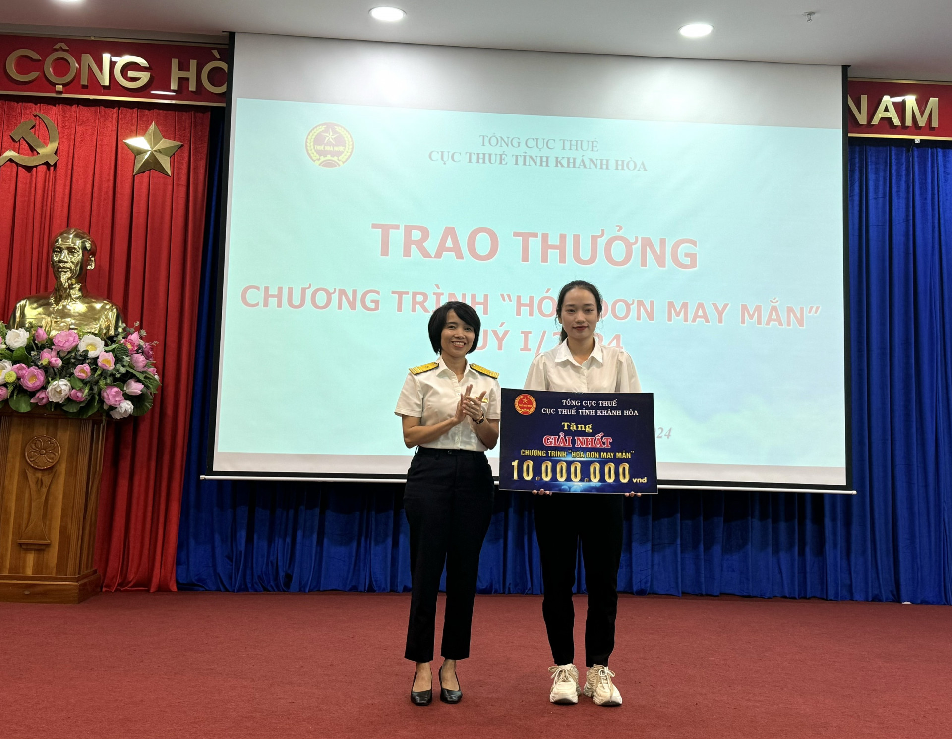 Bà Nguyễn Kim Thái Linh - Phó Cục trưởng Cục Thuế tỉnh trao giải nhất cho hộ kinh doanh