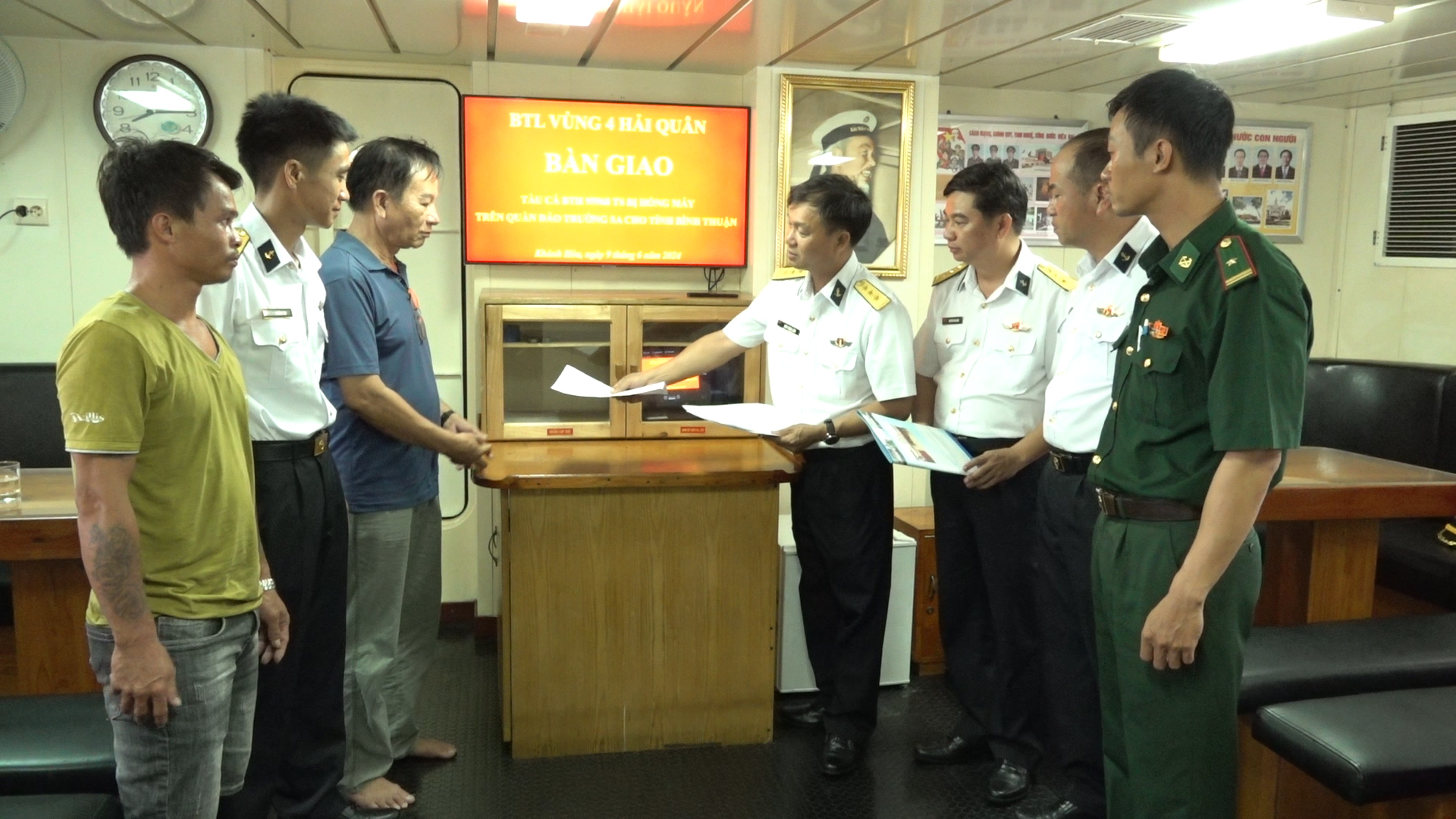 Vùng 4 Hải quân: Bàn giao tàu cá và ngư dân cho gia đình, địa phương