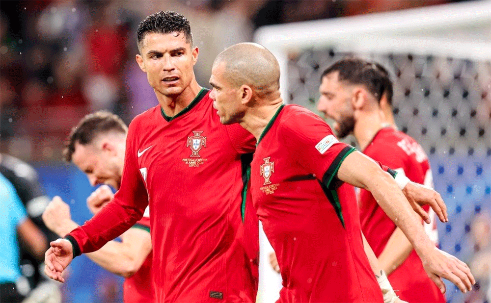 Pepe và Cristiano Ronaldo, những lão tướng đang gánh vác đội tuyển Bồ Đào Nha.