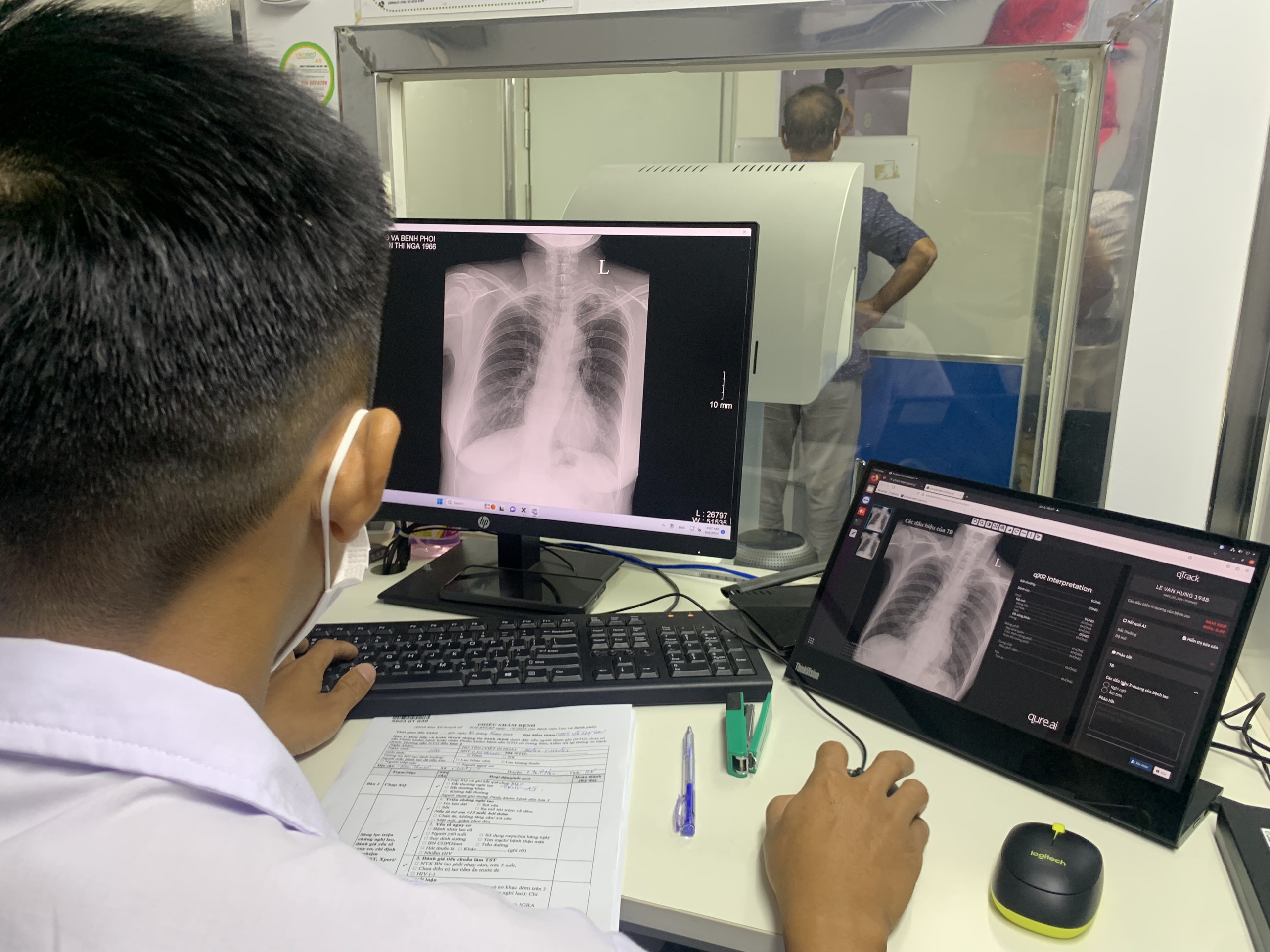 Tầm soát bệnh lao cho hơn 400 người