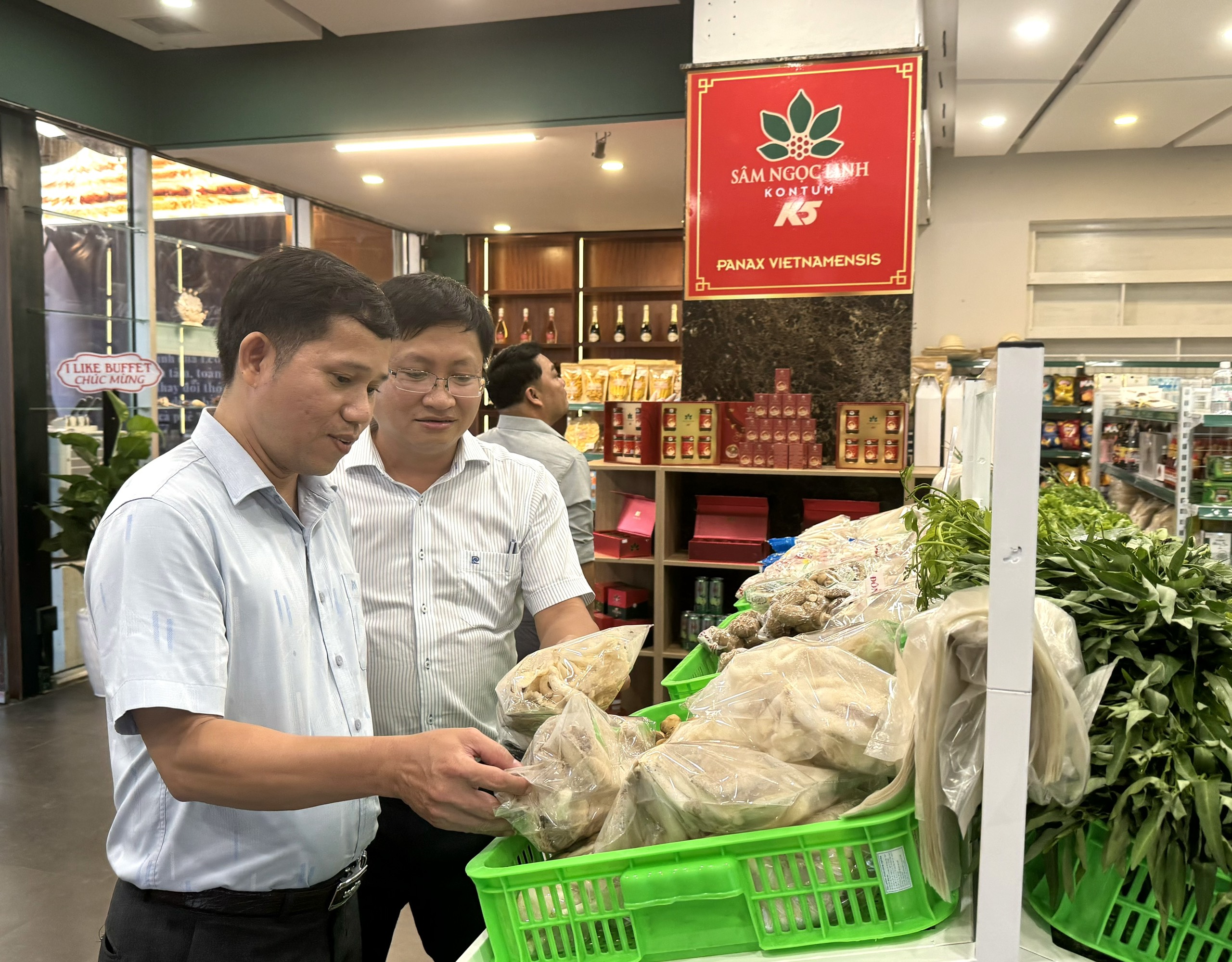 Các đại biểu tham quan gian hàng rau củ của cửa hàng Chợ Deli