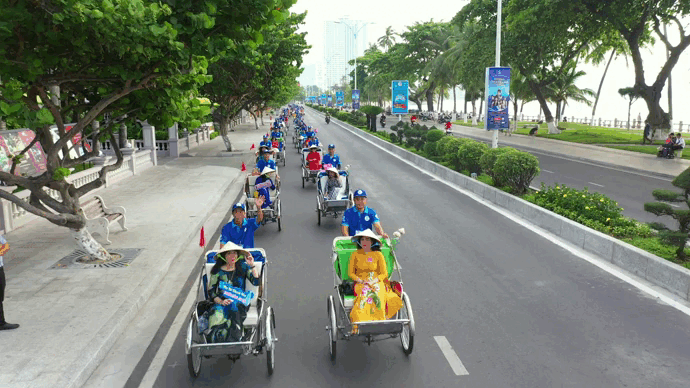 VIDEO: Ấn tượng diễu hành áo dài bằng xích lô trên đường phố Nha Trang
