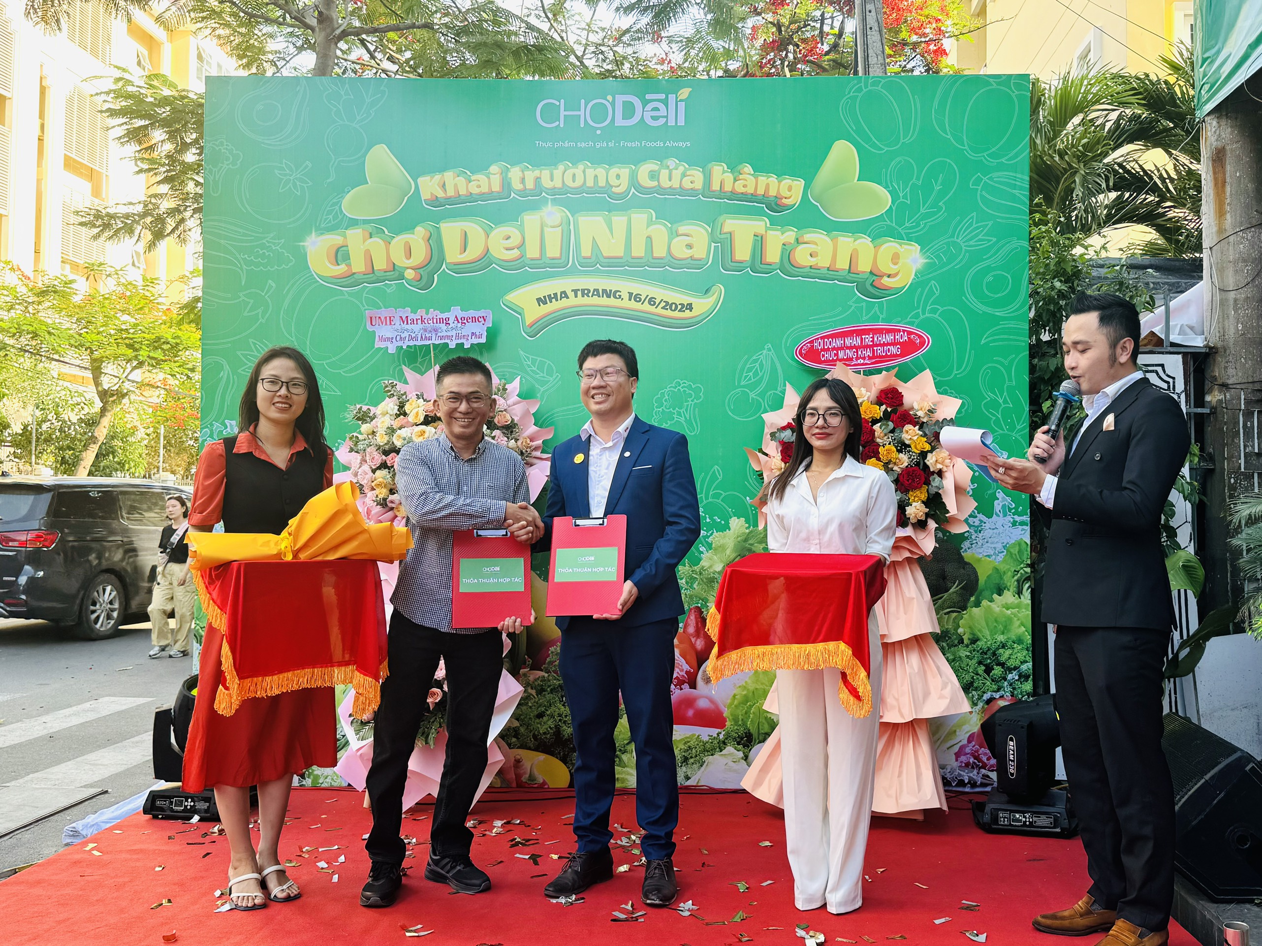 Đại diện cửa hàng Chợ Deli và đối tác thực hiện nghi thức hợp tác