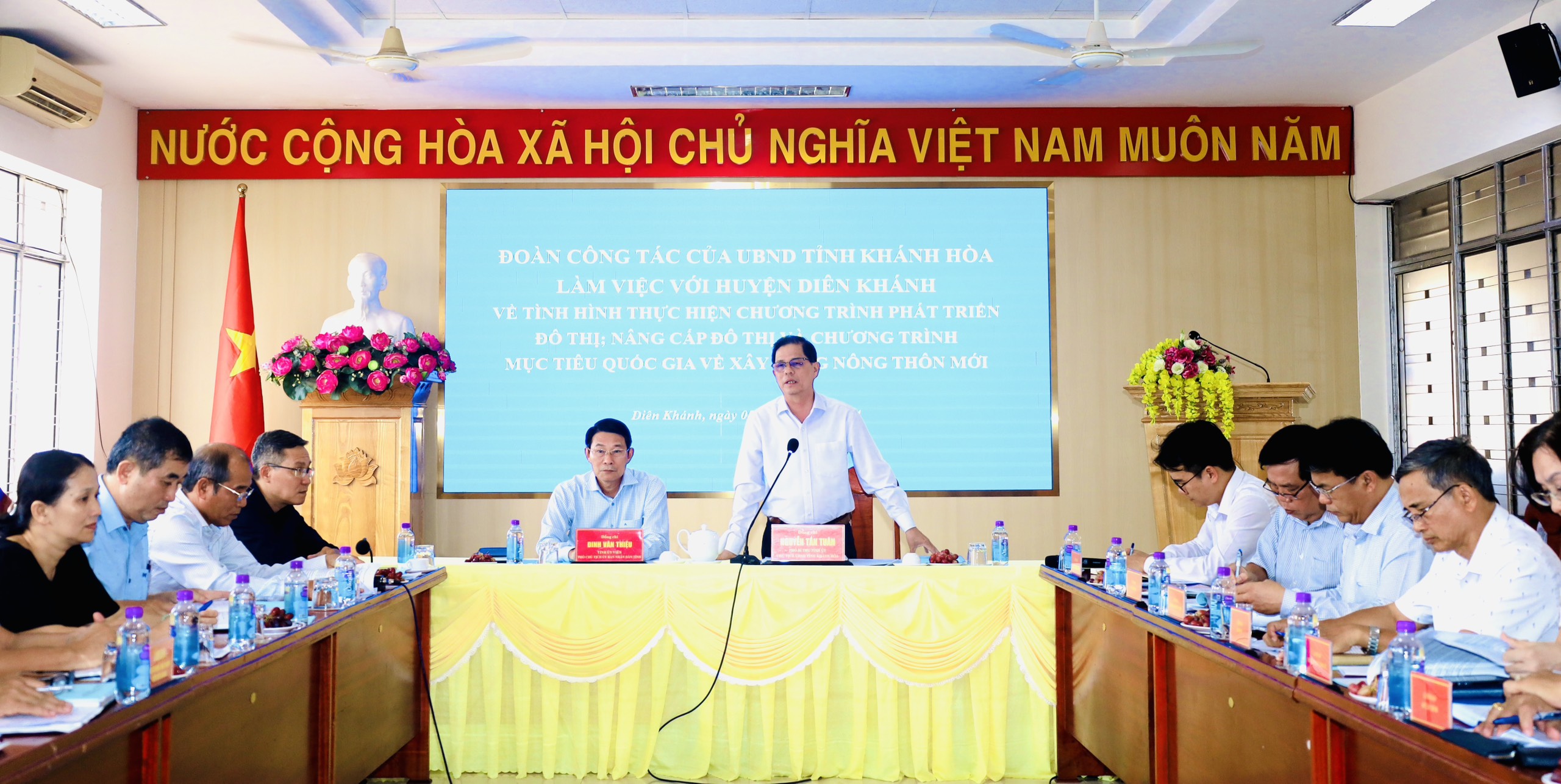 Chủ tịch UBND tỉnh Nguyễn Tấn Tuân làm việc với huyện Diên Khánh về phát triển đô thị và xây dựng nông thôn mới