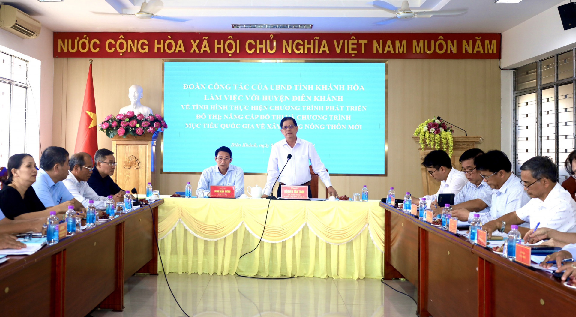 Đông chí Nguyễn Tấn Tuân phát biểu chỉ đạo tại buổi làm việc