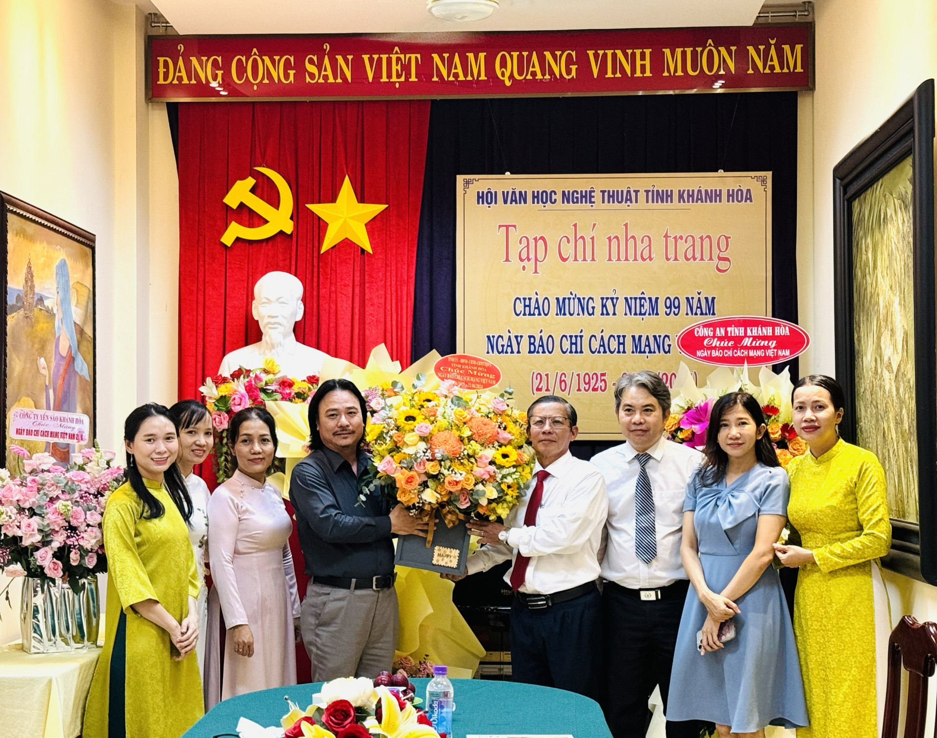 Ông Trần Ngọc Thanh tặng hoa chúc mừng Tạp chí Nha Trang.