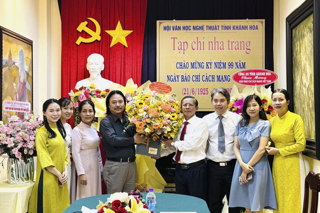 Chủ tịch UBMTTQ Việt Nam tỉnh Trần Ngọc Thanh thăm các cơ quan báo chí